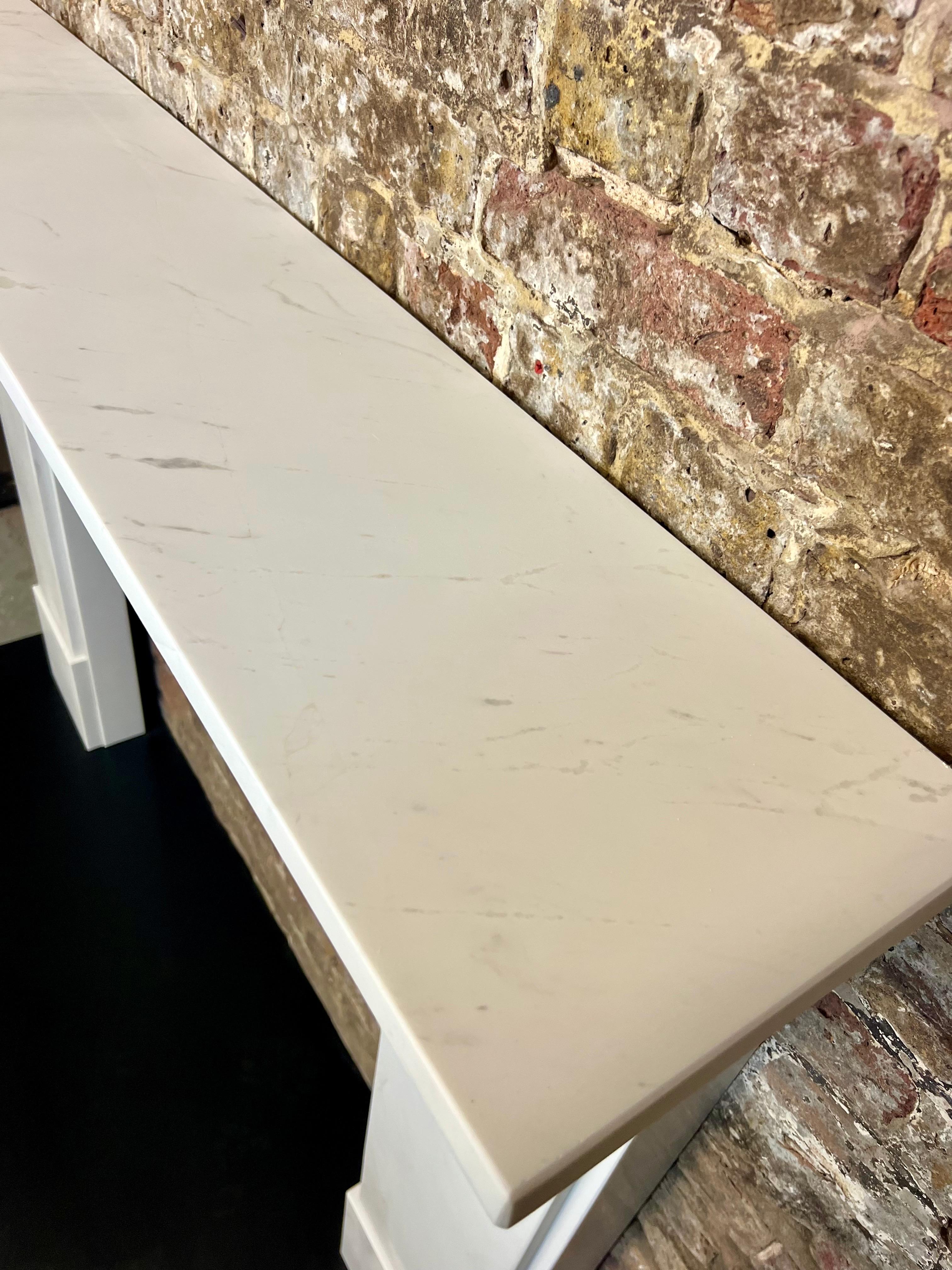 Cheminée victorienne du 21e siècle sculptée en marbre de Corbel en vente 4