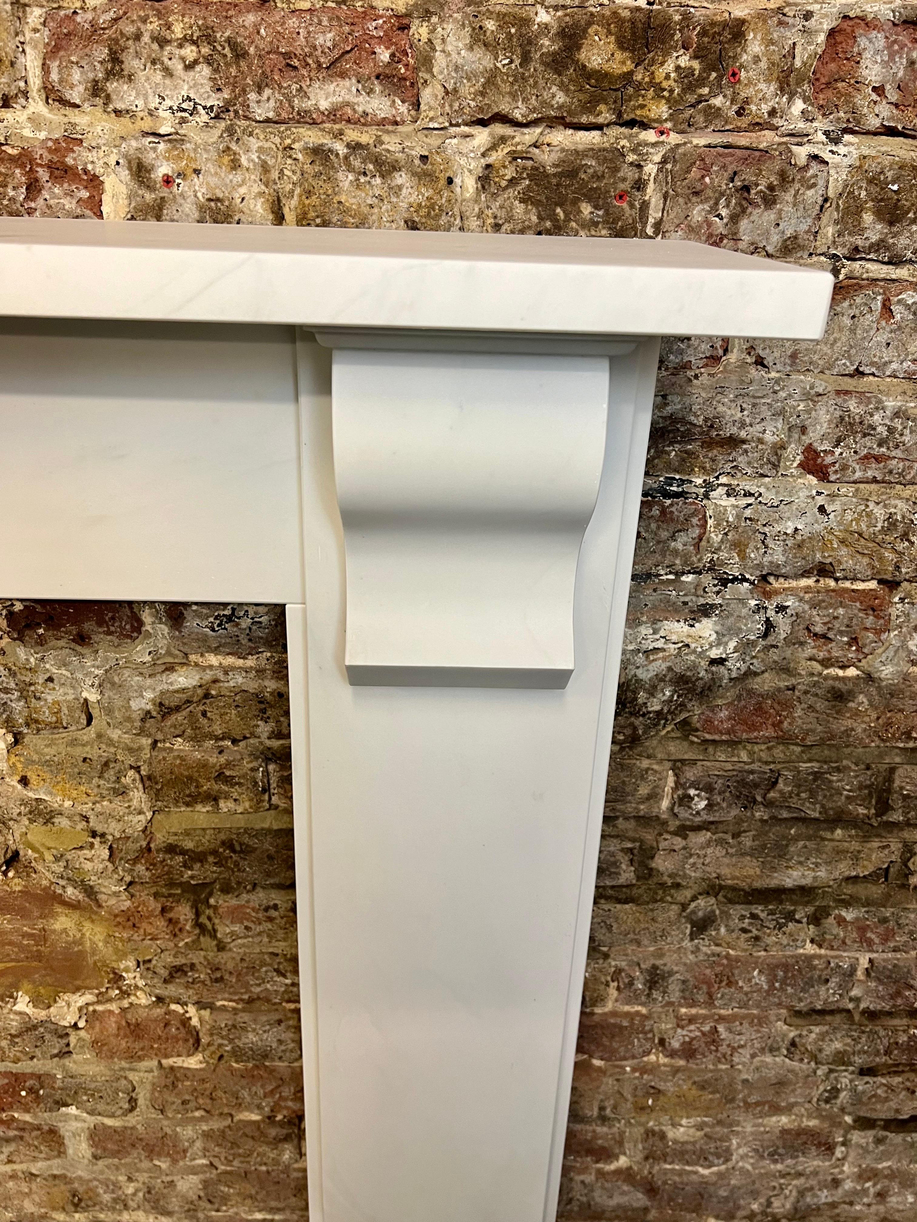 Cheminée victorienne du 21e siècle sculptée en marbre de Corbel Excellent état - En vente à London, GB