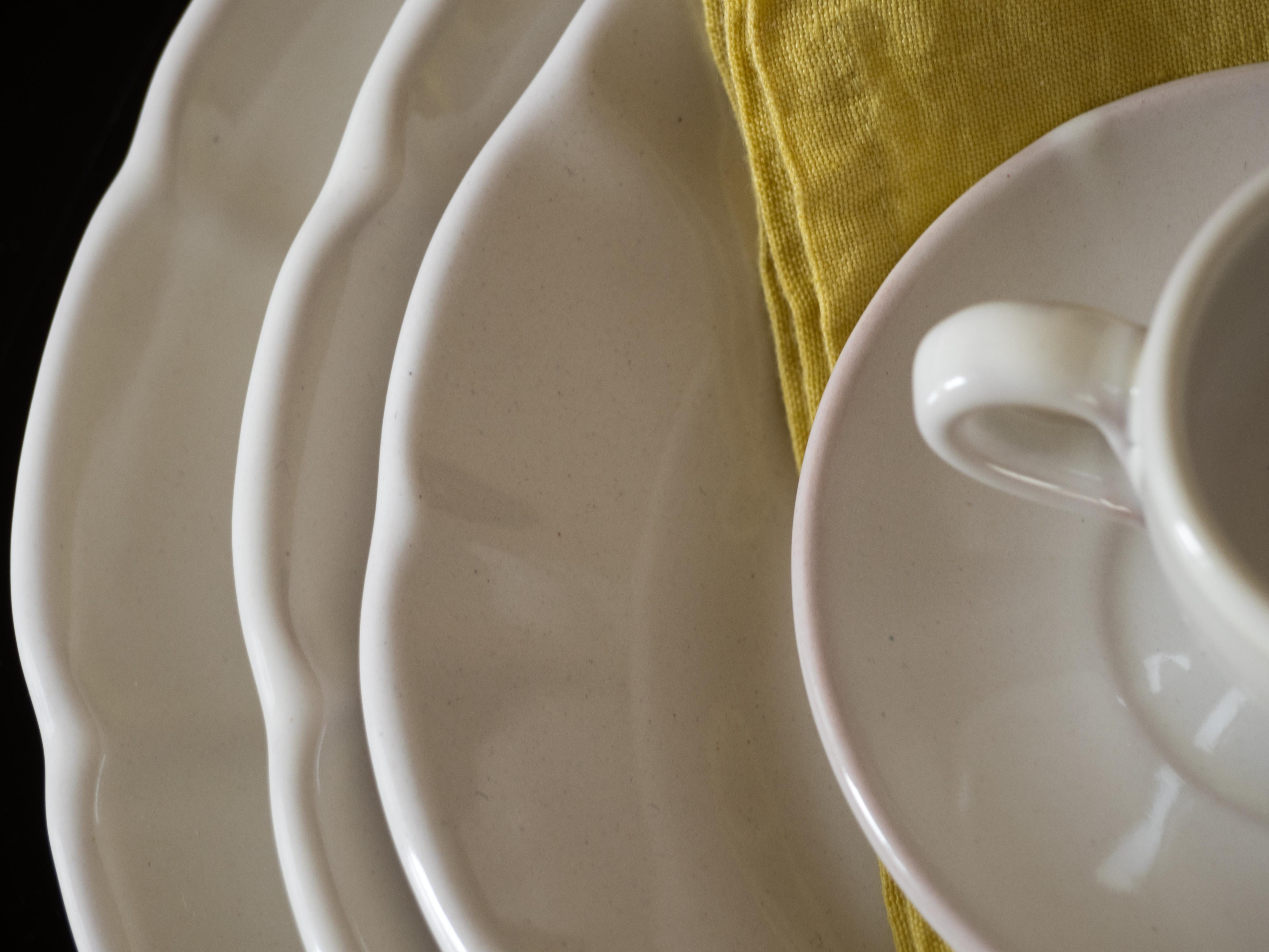 Céramique Ensemble de 18 assiettes en céramique Vietri blanche du 21e siècle, fabriquées à la main en Italie en vente