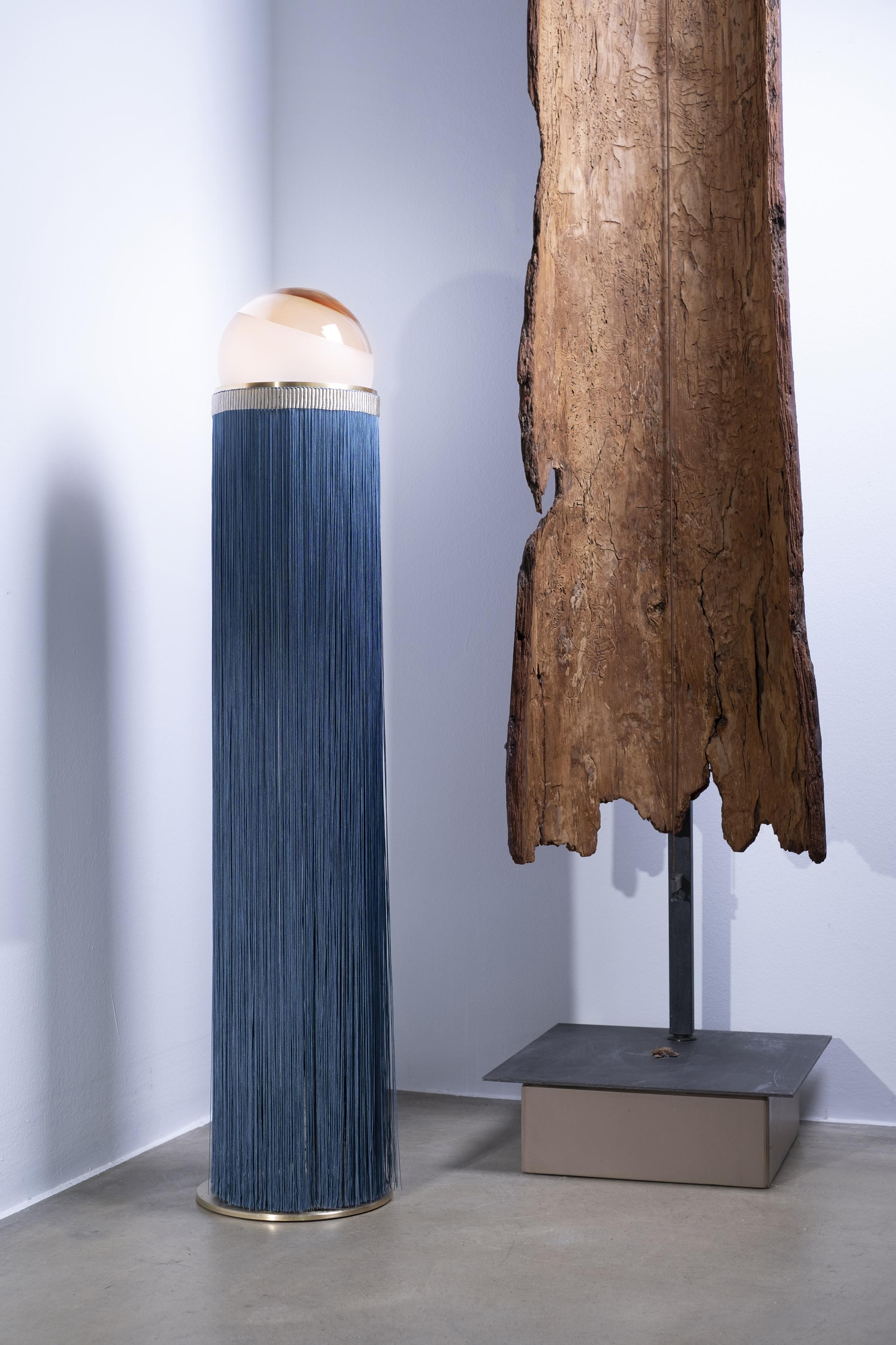 Lampadaire de studio A&M du 21e siècle en verre de Murano et franges de tripolino de différentes couleurs.
Conçue par le Studio VI+M, Normanna est un hommage à la Sicile, pays d'origine du designer. 
La richesse et la plénitude des couleurs qui
