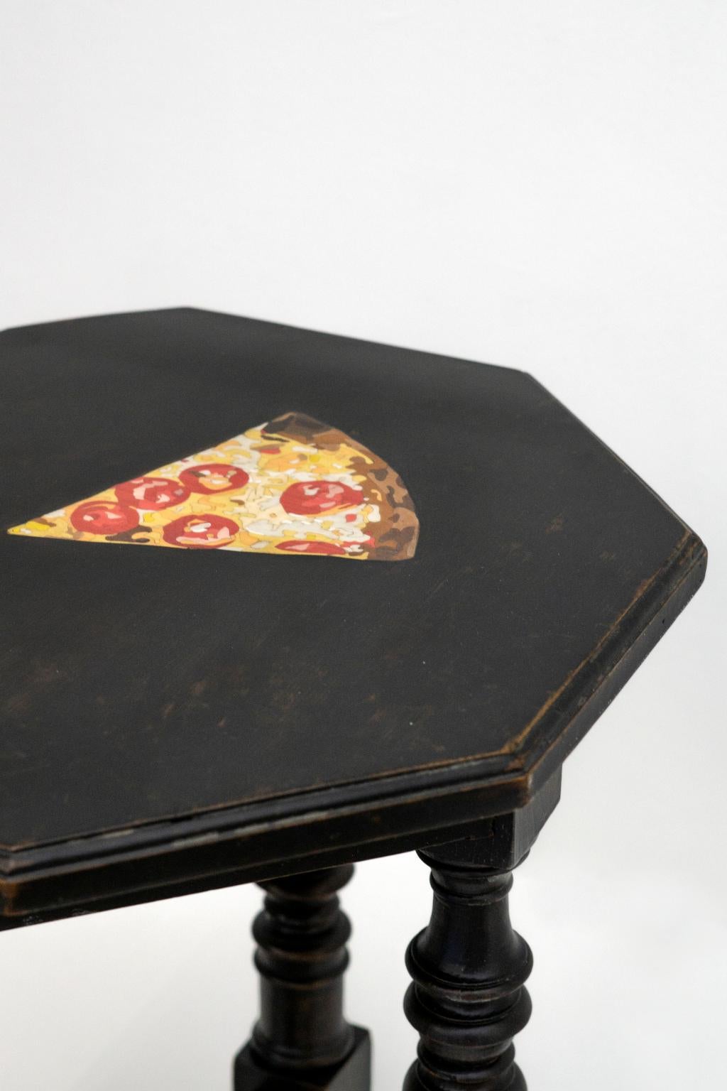 Pizza
nasce dall'idea dell'artista Marcantonio Malerba di rivisitare dei pezzi antichi arricchendoli con l'intervento dell'intarsio in legno, in questo caso la pizza è realizzata dai nostri artigiani con svariati pezzettini di legno colorato con la