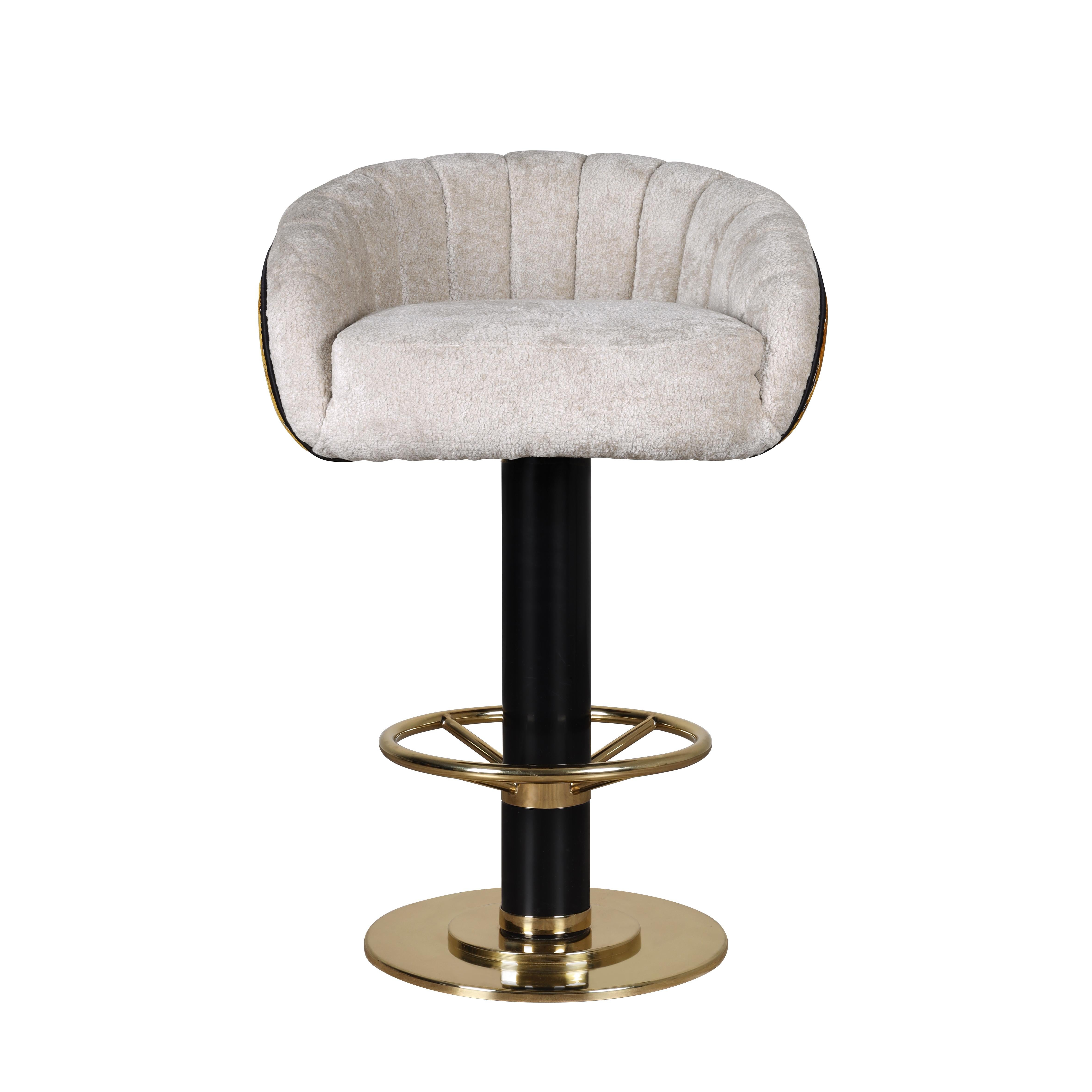 Portugais Chaise de bar pivotante Vivien du 21e siècle Laiton velouté Fabriqué à la main au Portugal par Ottiu en vente