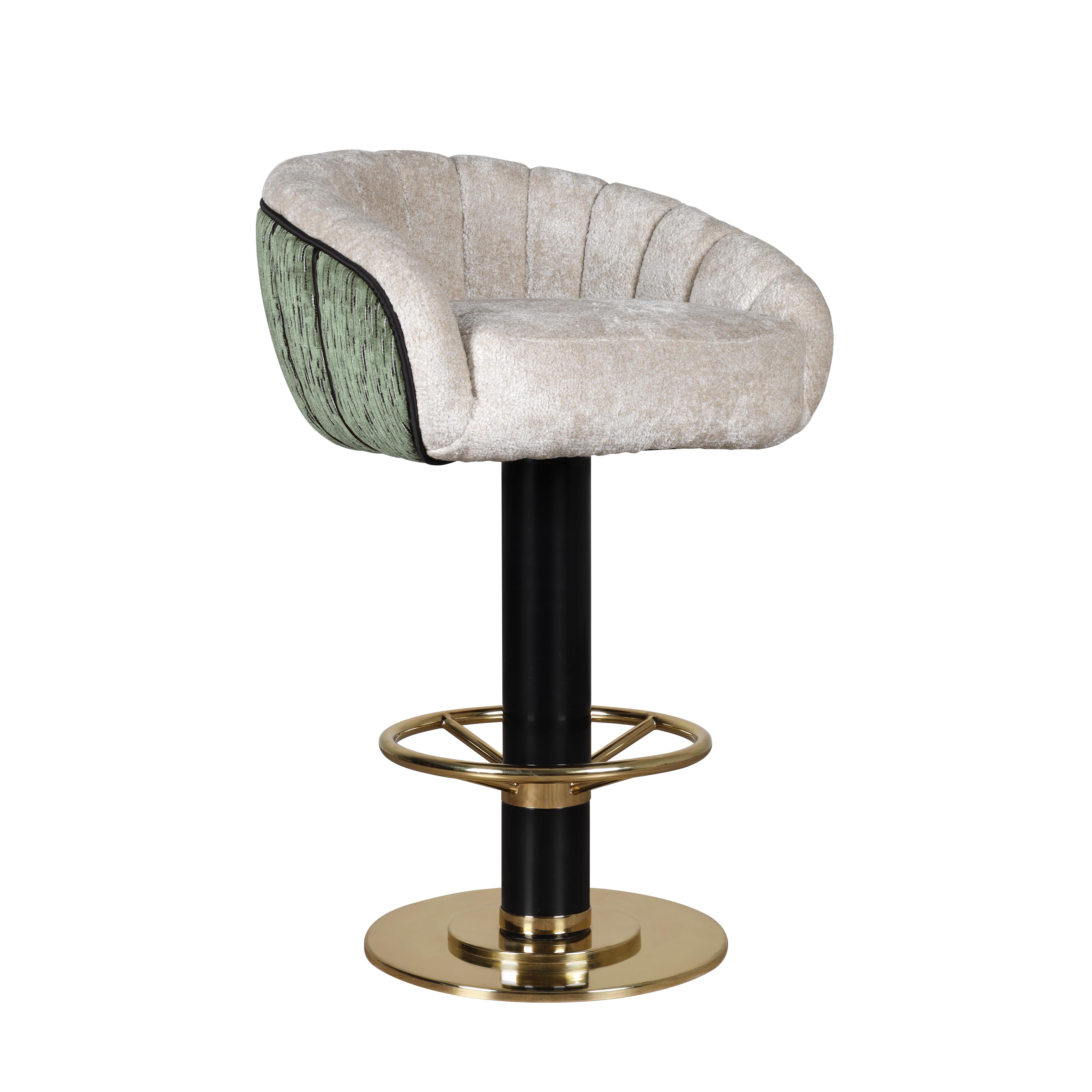 Chaise de bar pivotante Vivien du 21e siècle Laiton velouté Fabriqué à la main au Portugal par Ottiu Neuf - En vente à RIO TINTO, PT