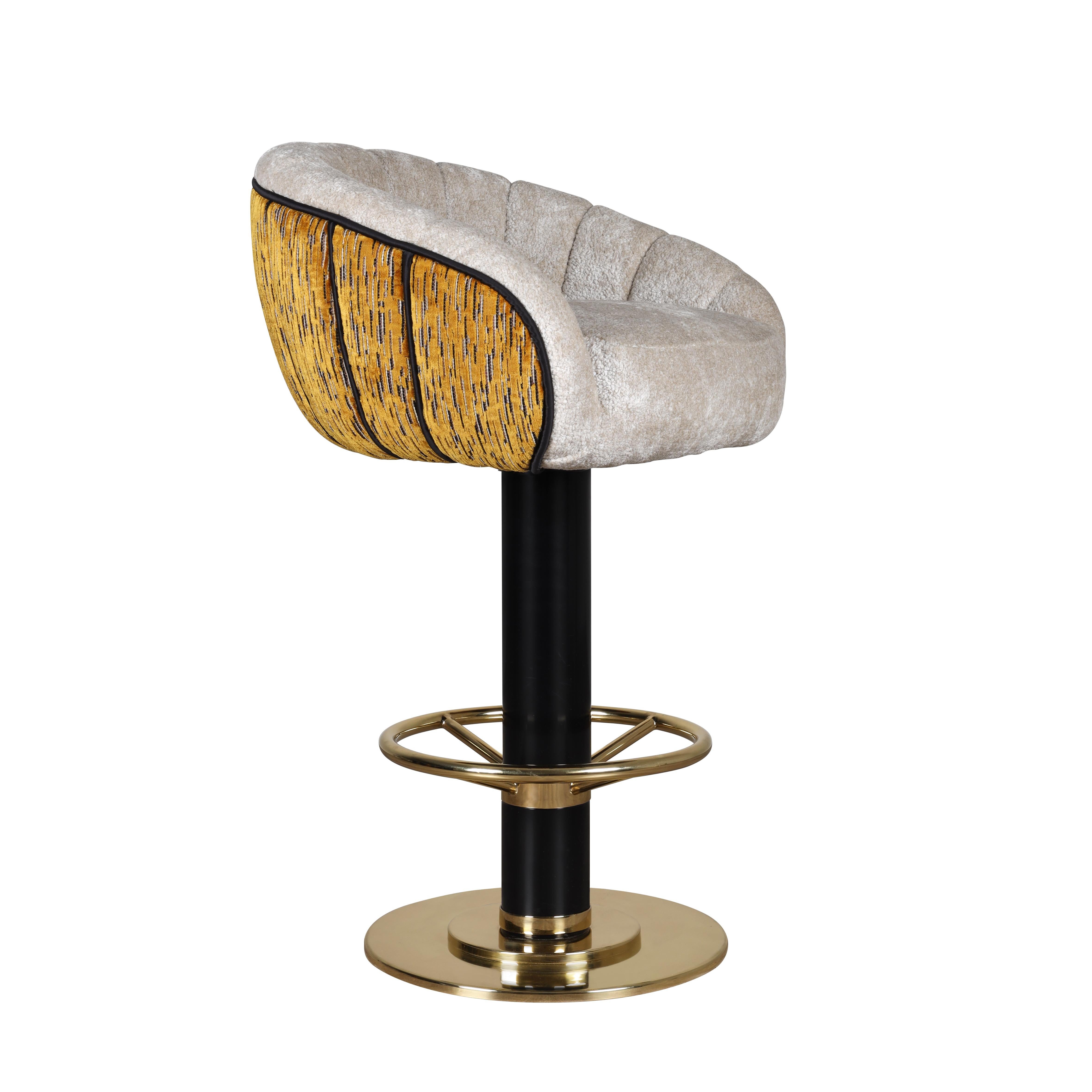 XXIe siècle et contemporain Chaise de bar pivotante Vivien du 21e siècle Laiton velouté Fabriqué à la main au Portugal par Ottiu en vente