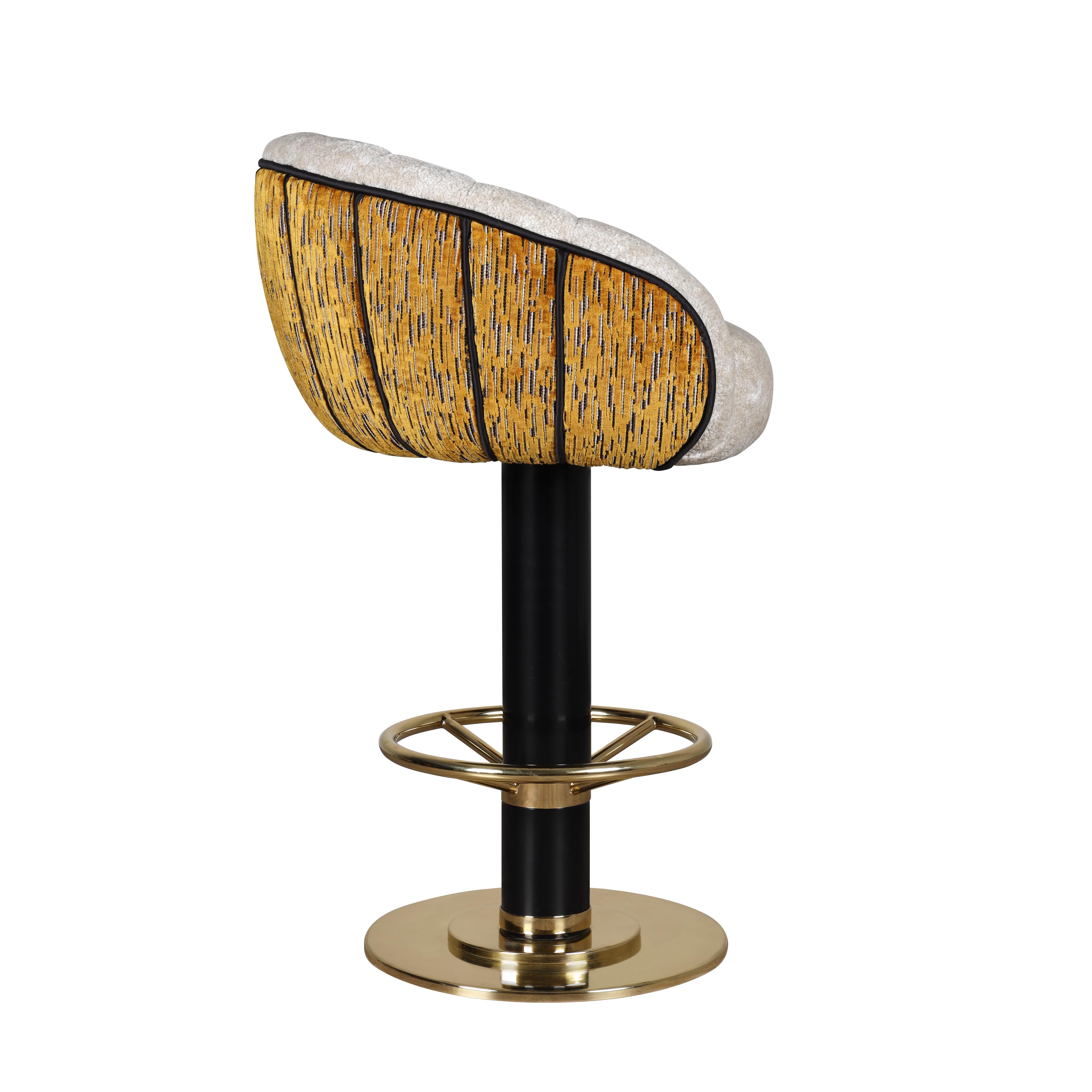Chaise de bar pivotante Vivien du 21e siècle Laiton velouté Fabriqué à la main au Portugal par Ottiu en vente 1