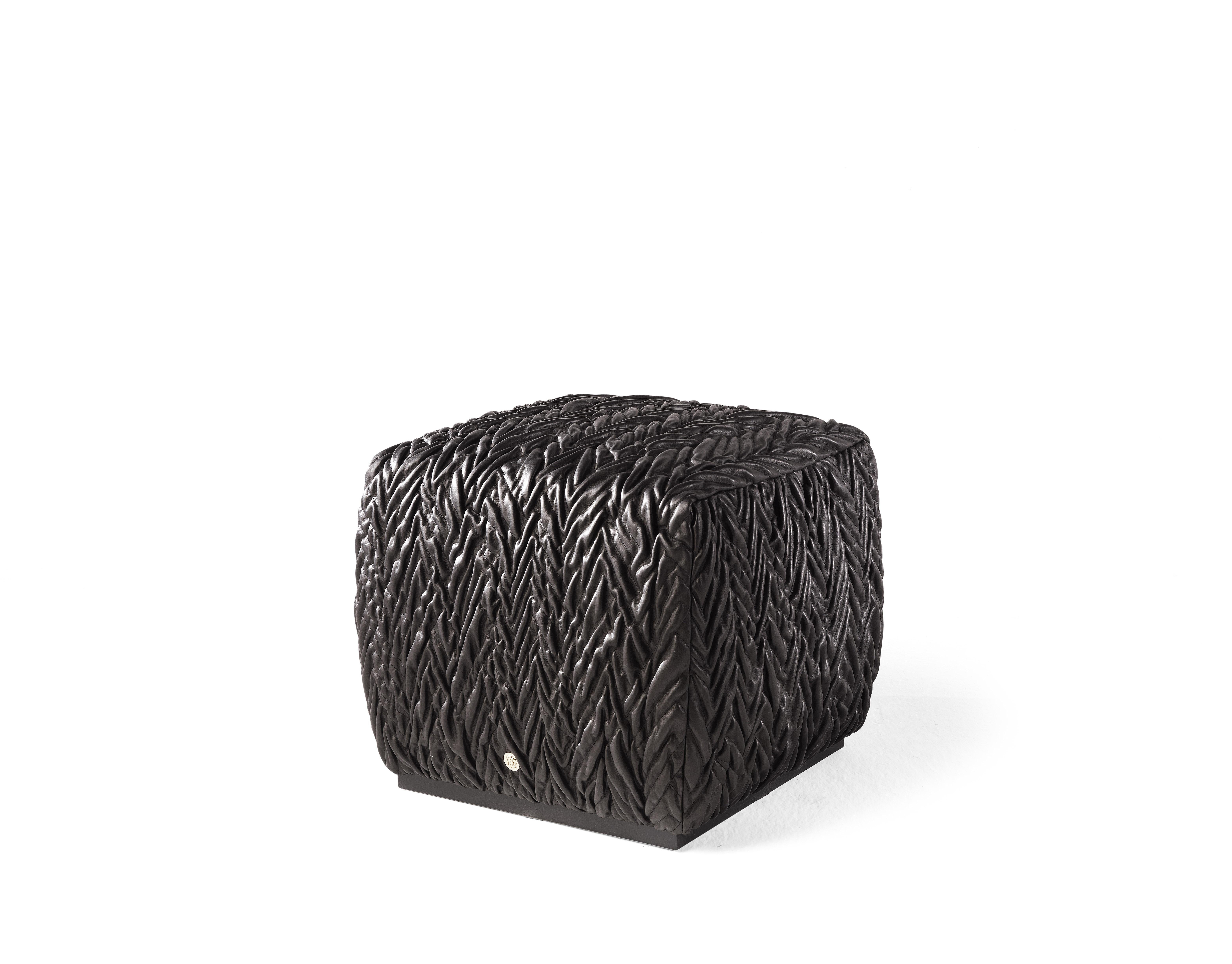 Chic and bold, the Waddi pouf is upholstered in black leather with “Spiga” quilting and refined workmanship that refers to the Cavalli leather goods and demonstrates the sartorial skills of the brand.
Waddi pouf with structure in fir solid wood and