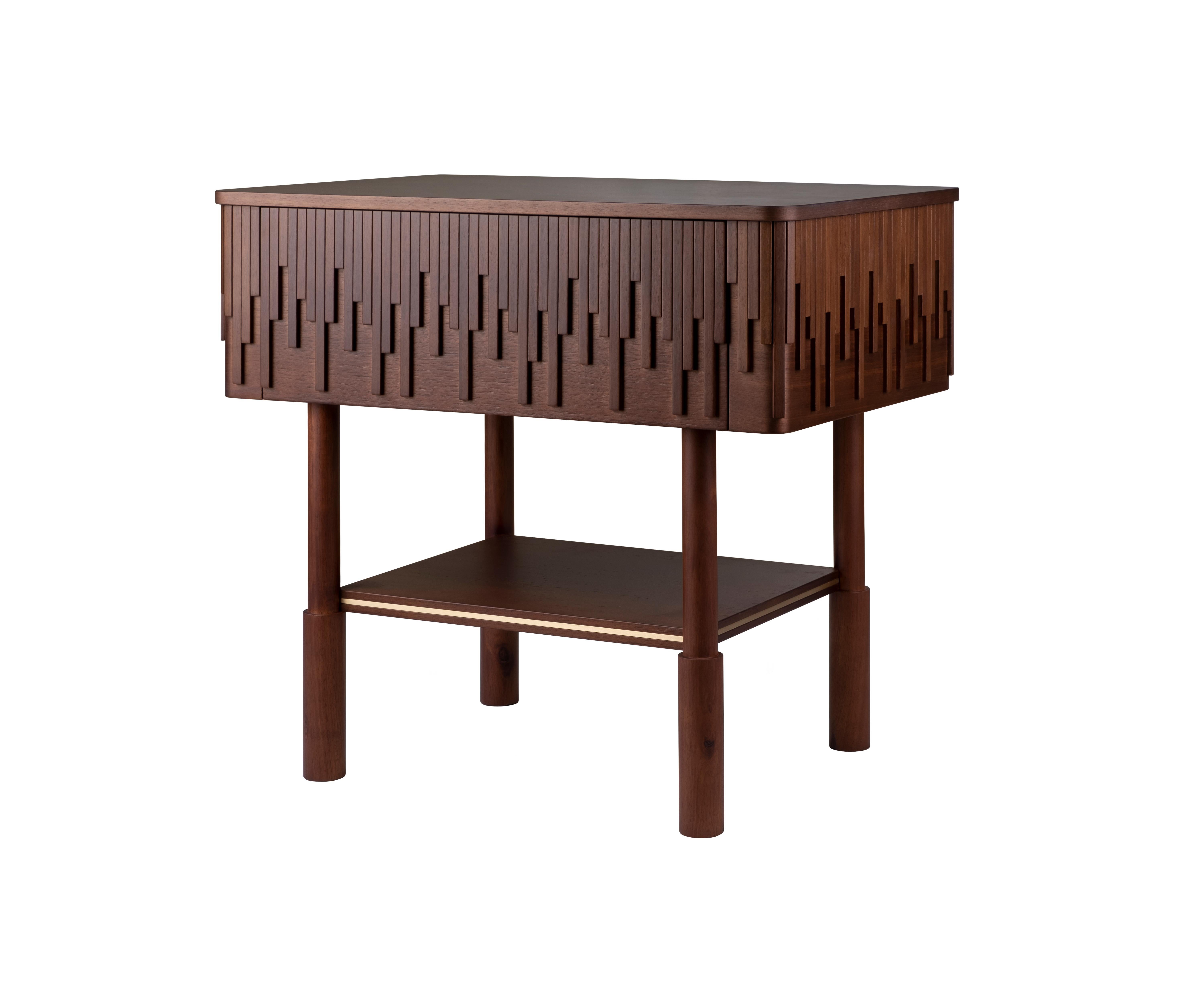 XXIe siècle et contemporain Table de nuit Campbell du 21e siècle en bois de noyer fabriquée au Portugal par Wood Tailors en vente