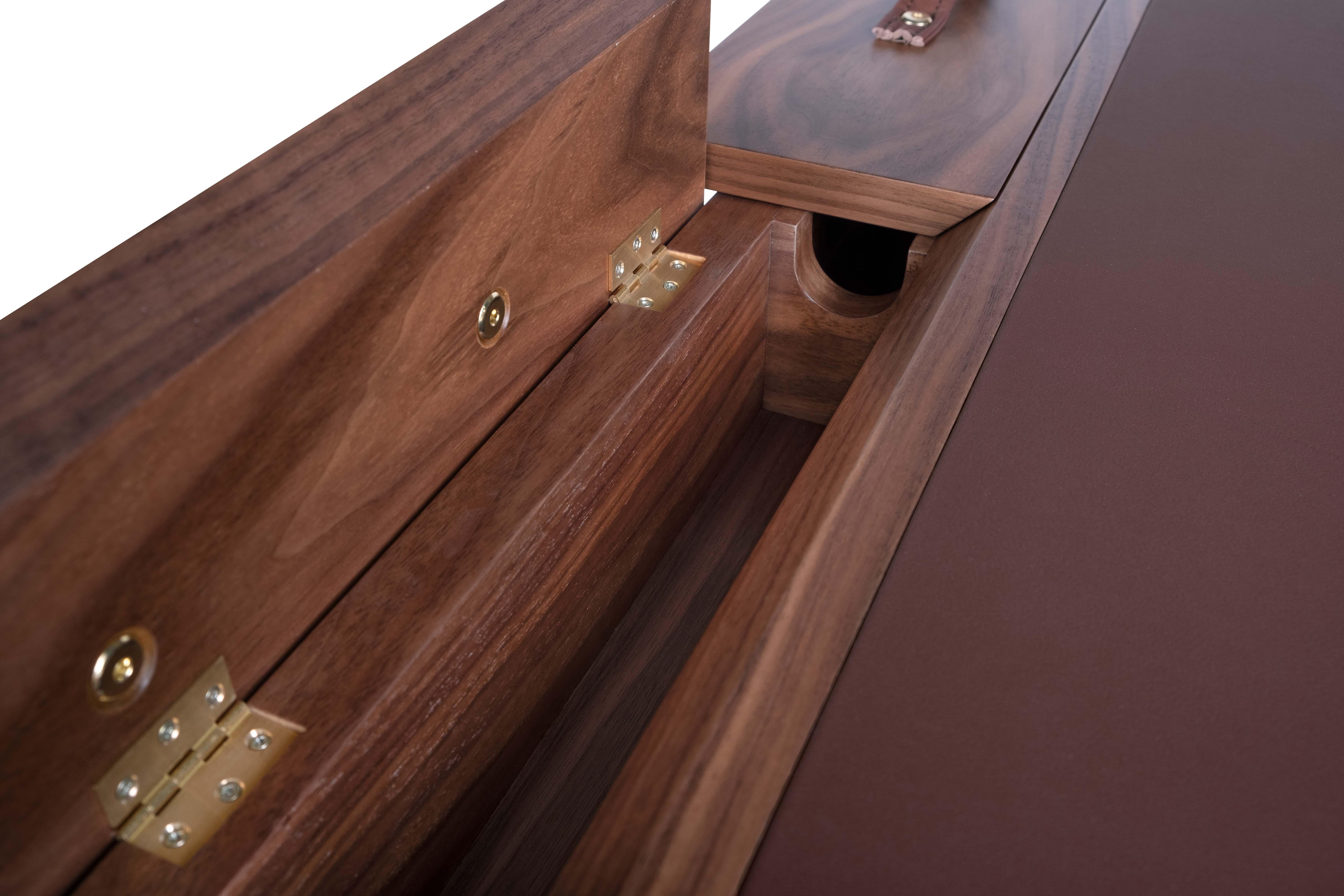 21. Nussbaum Holz Kipling Schreibtisch Leder Messing Made in Portugal von Wood Tailors (Portugiesisch) im Angebot