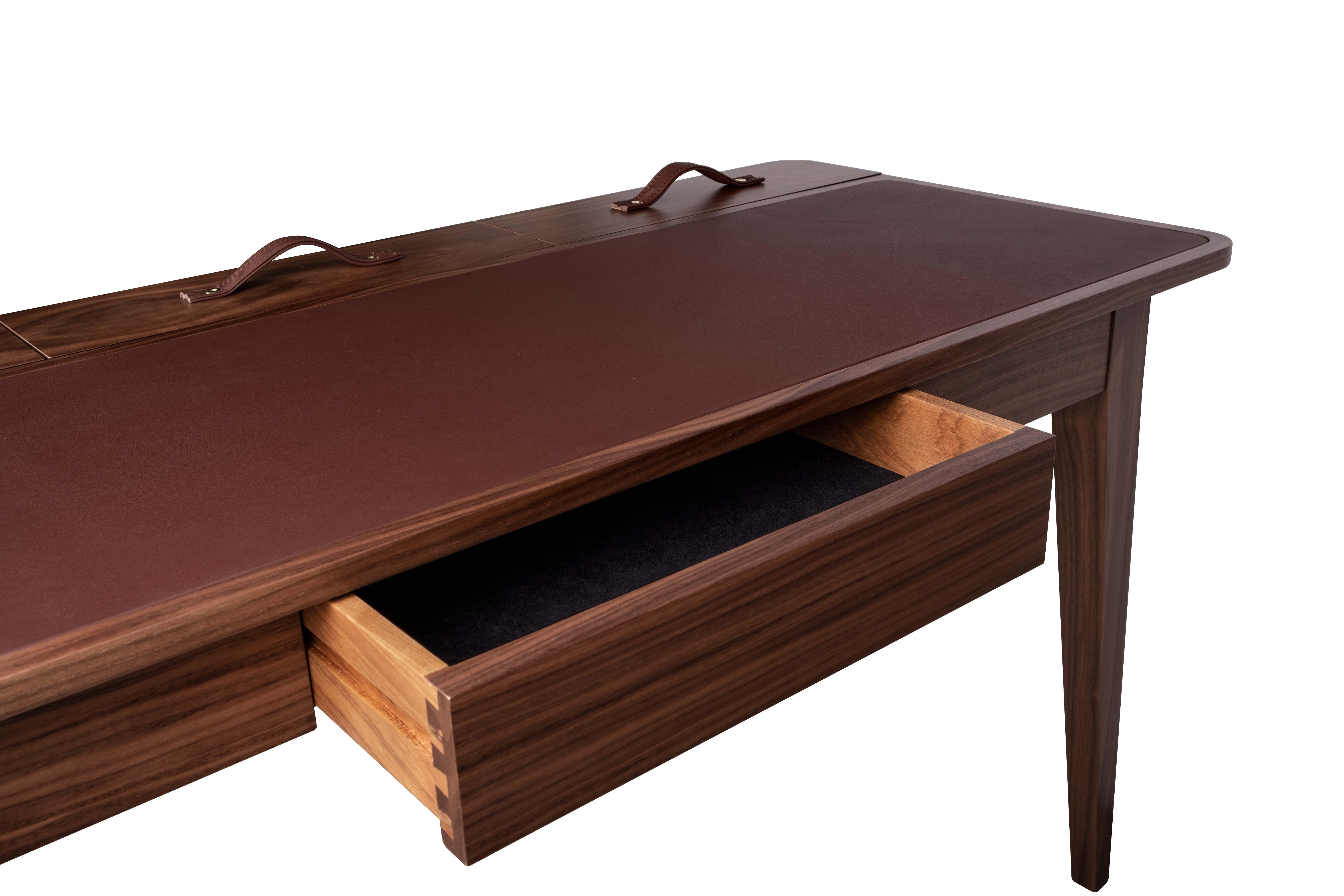 21st Century Walnut Wood Kipling Desk Leather Brass In New Condition For Sale In RIO TINTO, PT