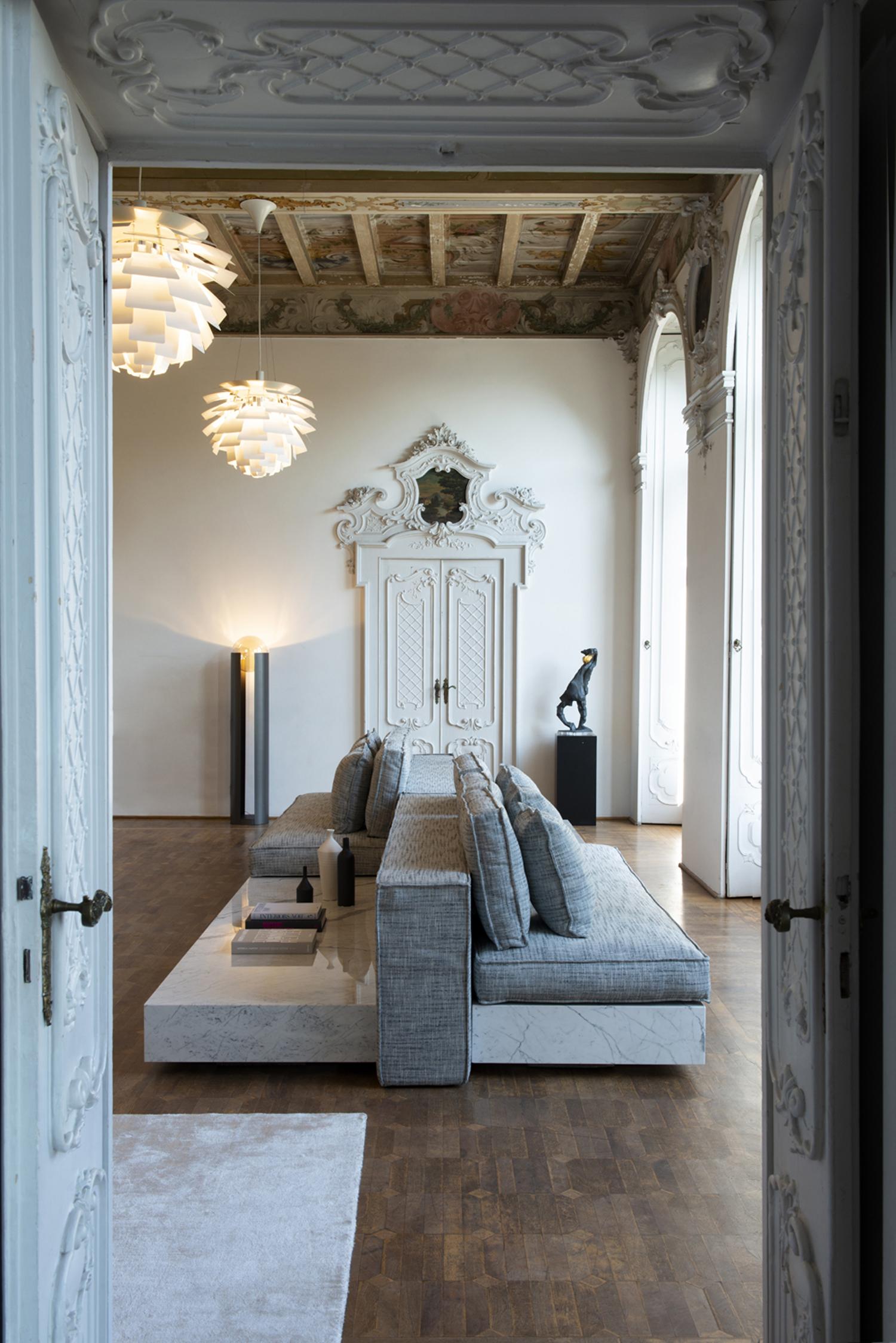 Le canapé Infinity est un canapé sectionnel en marbre de Carrare ? Il s'agit d'une qualité rare de marbre qui est extraite des carrières de Bettogli dans le nord de la Toscane, d'où il tire son nom.
Le concept du canapé Infinity est basé sur la