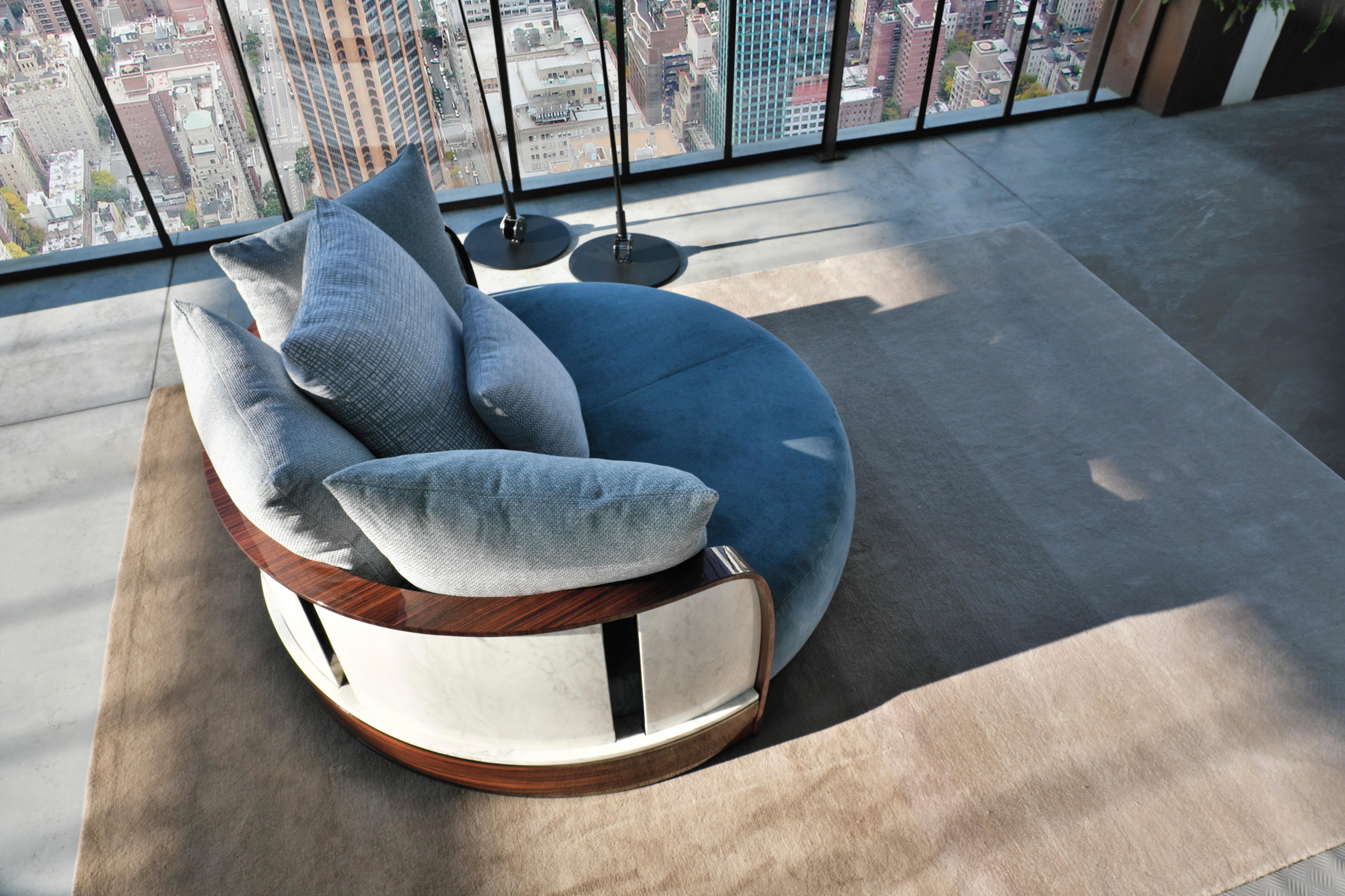 Eine fließende und harmonische Linie, die eine Idee von weichem, sinnlichem und zeitgenössischem Stil vermittelt. Entworfen für den Wohnbereich und ein angenehmes Gefühl von Komfort. Das Sofa SPHERIC-O ist Teil einer von Luca Dini Design &