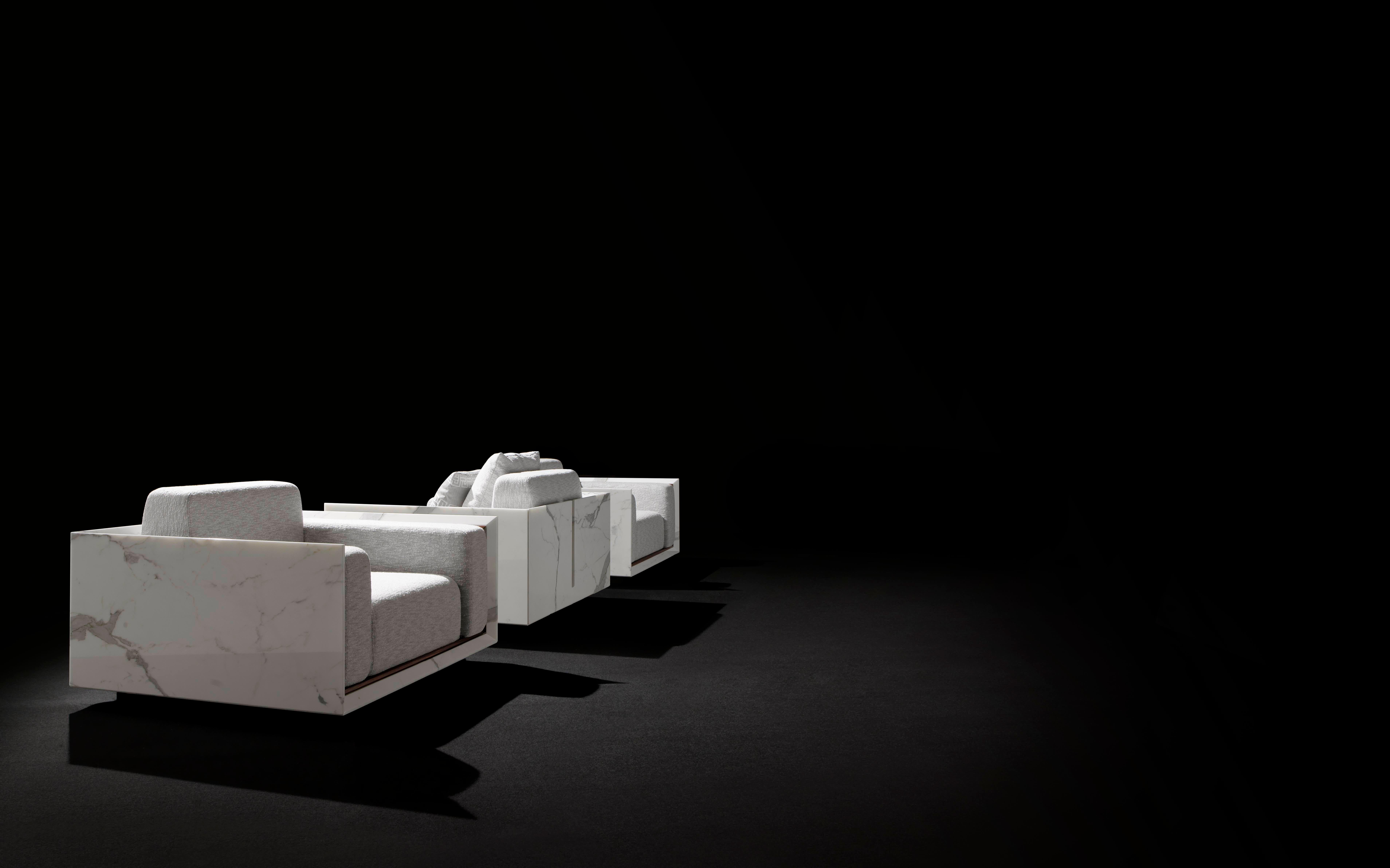 Kräftige Linien und umhüllende Formen. Die Idee von essentiellem Luxus in einem Sessel mit kühnem Format, aber mit minimalistischem und schlankem Design. Eine Sammlung, in der sich geometrische Strenge mit Poesie paart. Die Linien sind essentiell