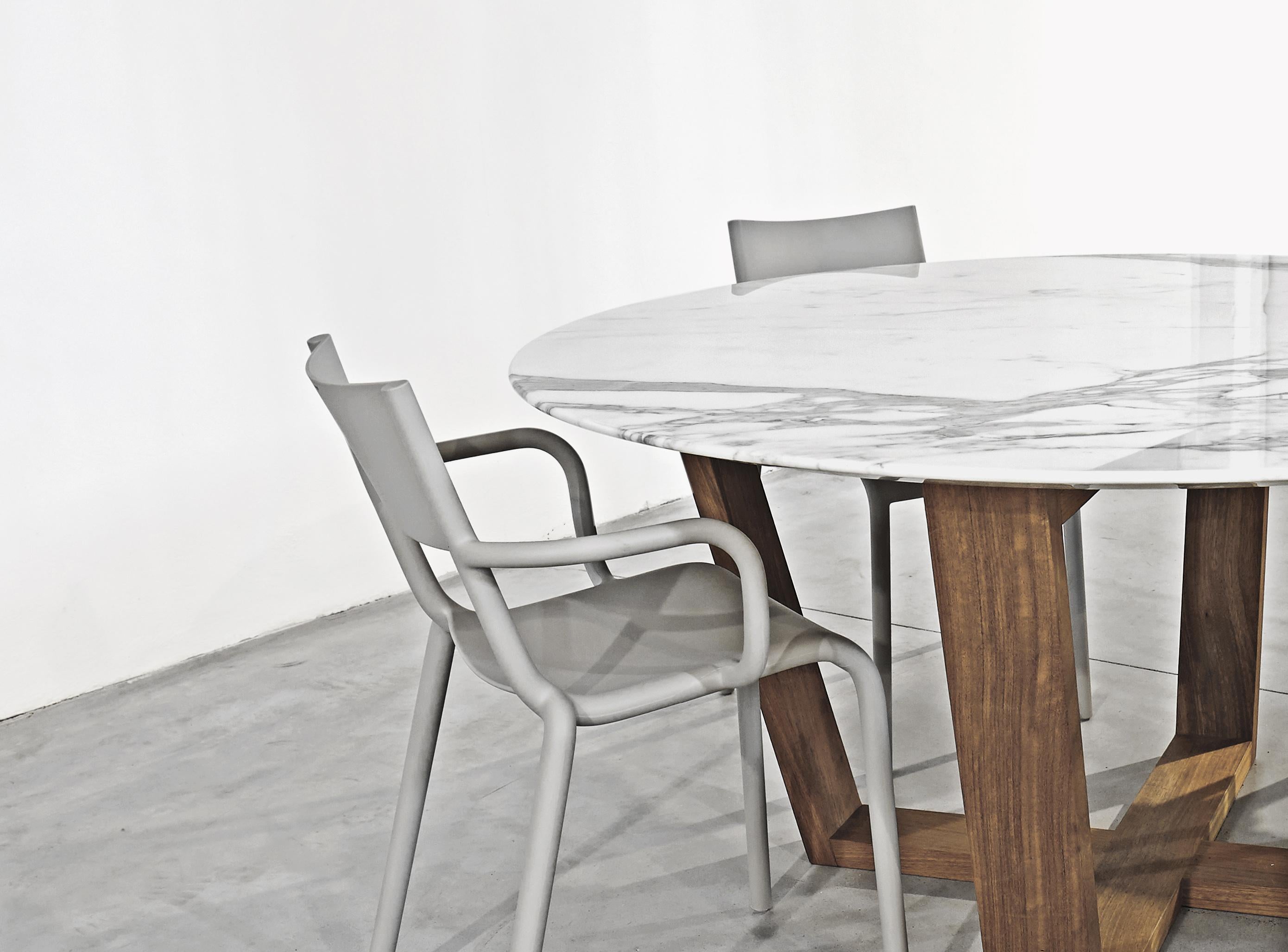 Marbre de Carrare C.I.C. Gallery 21st C White Carrara Marble Teak Round Basket Outdoor Dining Table stock en vente