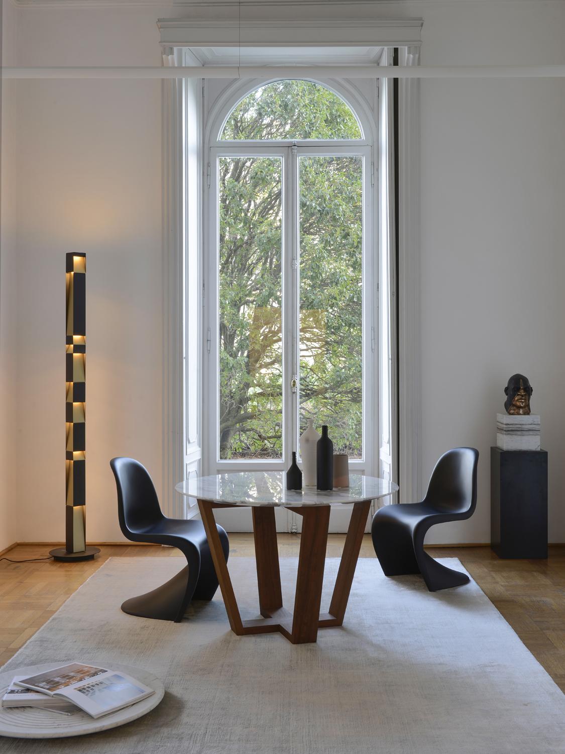 Round basket table, a unique Carrara marble and teakwood dining table designed in different sizes either for a more intimate conversation or for a number of people. The teak structure makes them perfect too for an outdoor location and an elegant