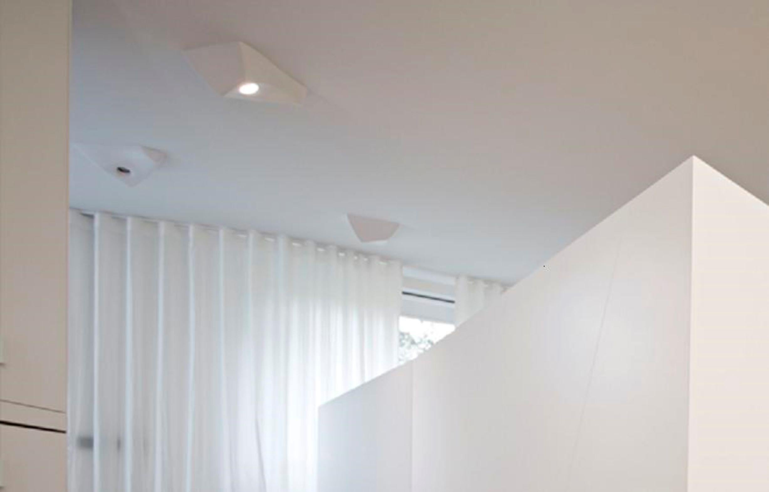 Spacy Ceiling fixture of polycarbonate painted mat white
with leds, integrated driver.