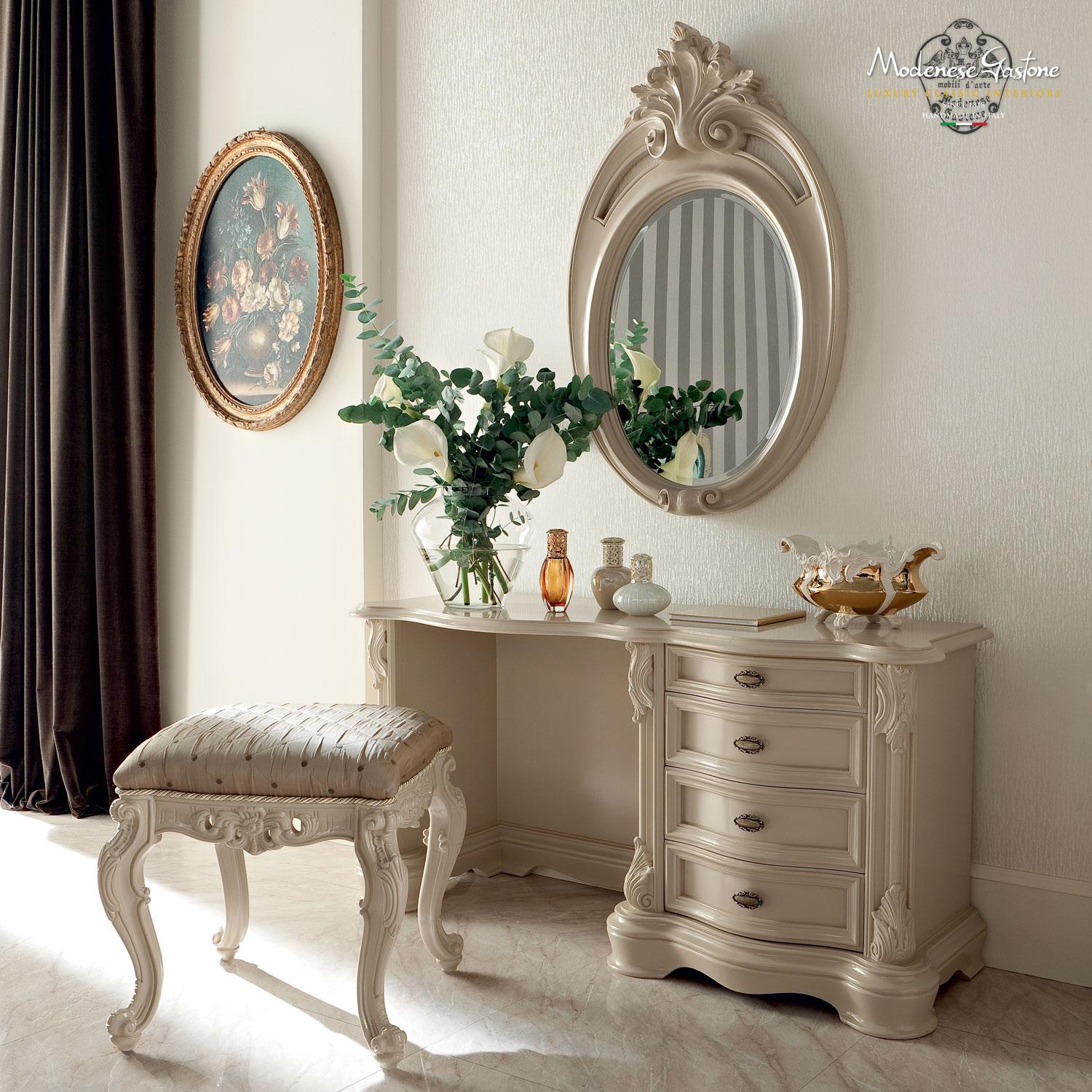 Add a charming touch to your bedroom with this elaborately carved four-drawer (Blumotion sof-closing system) make-up table. White finishing, premium solid wood structure, luxury knobs: each detail of this piece contributes to the harmonious movement