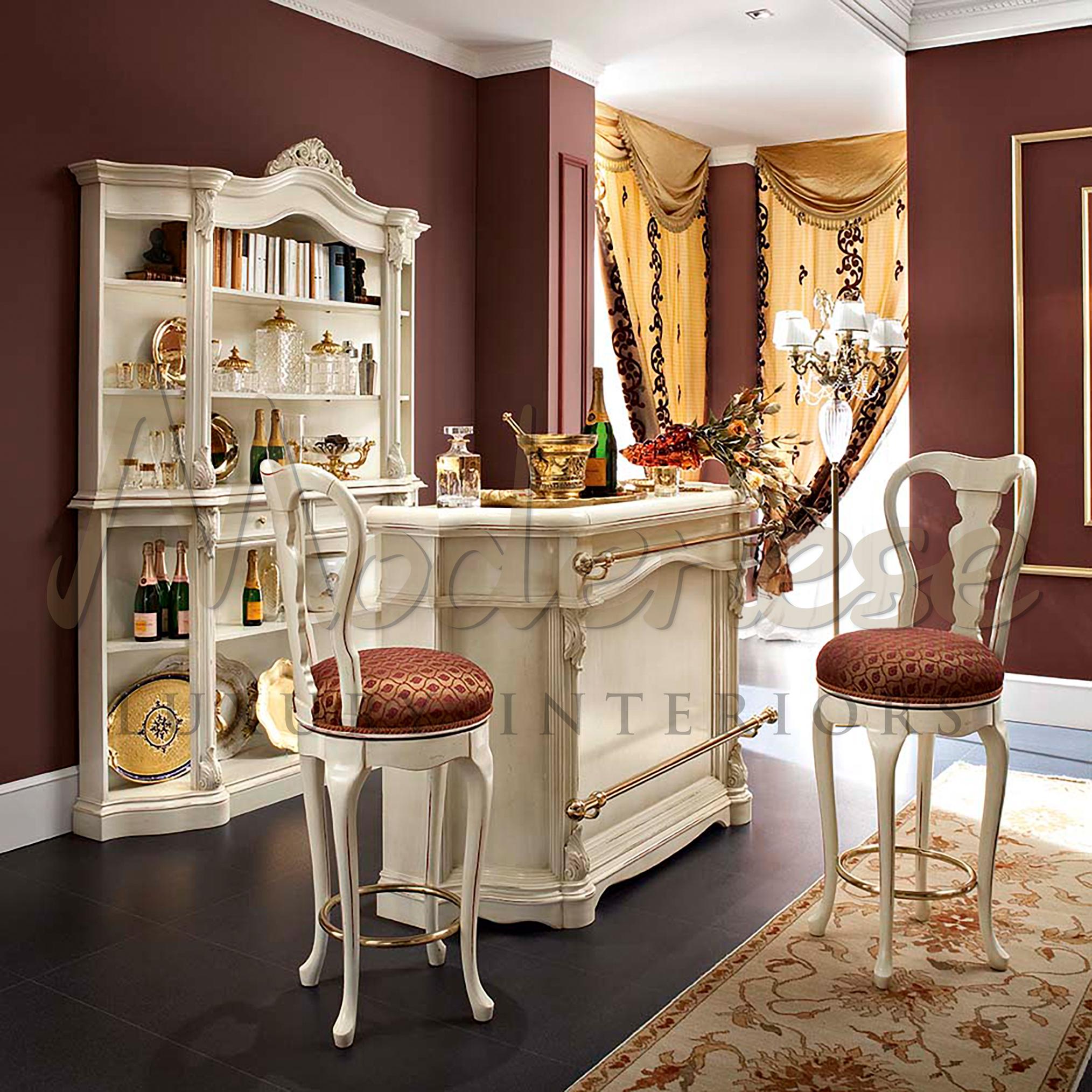 Scopri questo meraviglioso mobile bar con piano in legno con finitura bianca anticata e due barre in metallo dorato. All'interno, il modello è dotato di due ampi armadi e di spaziose aree vuote dove sistemare gli utensili da bar. Modenese Gastone
