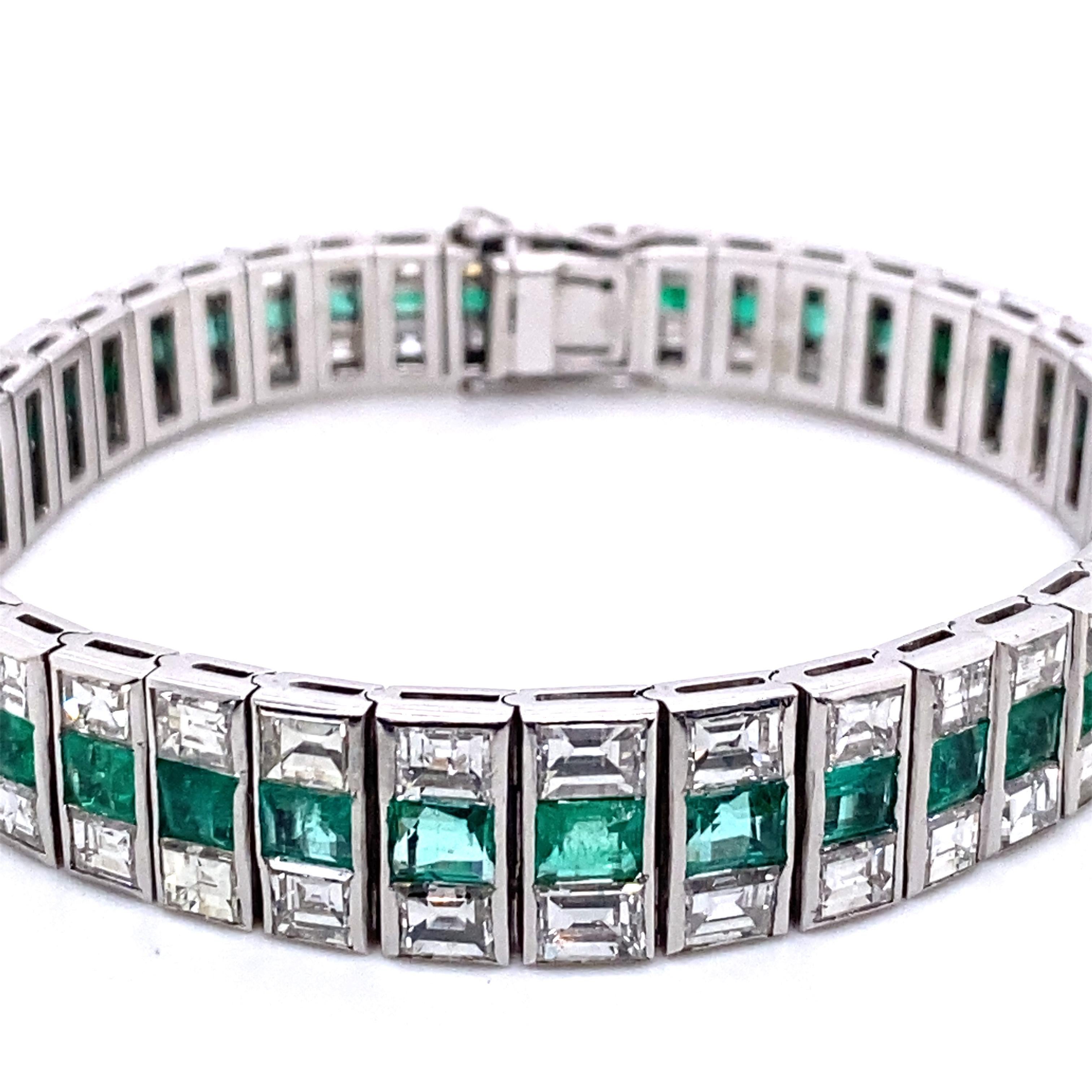 D'une élégance spectaculaire, ce bracelet de tennis présente 16 carats de diamants F/G classés VVS et 22 carats d'émeraudes sertis dans de l'or blanc 18 carats. 

Il mesure 18 cm de long. Il a été fabriqué à la main selon des méthodes