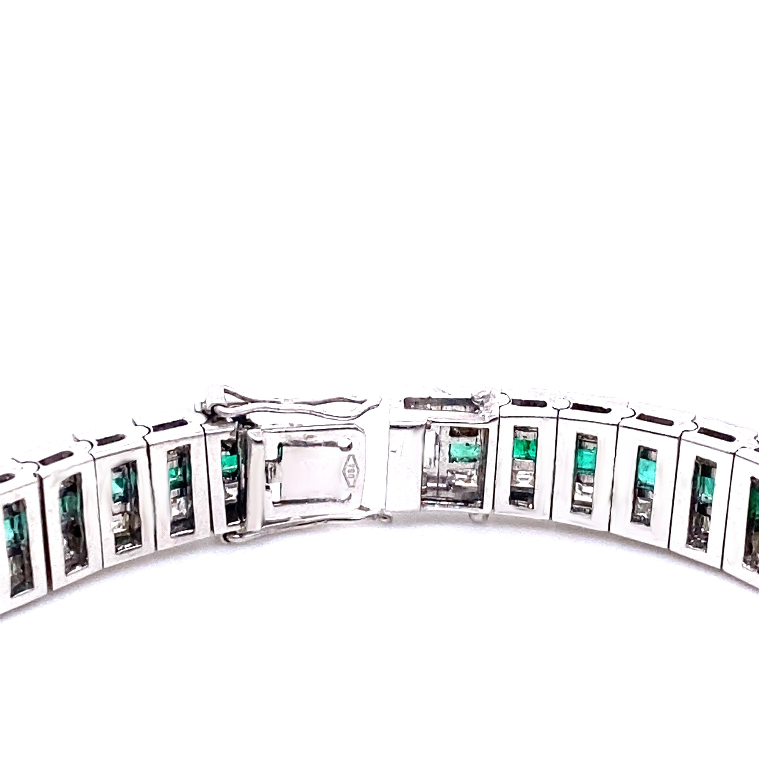 Contemporain Bracelet tennis du 21e siècle F/G-VVS en or blanc, diamants et émeraudes en vente