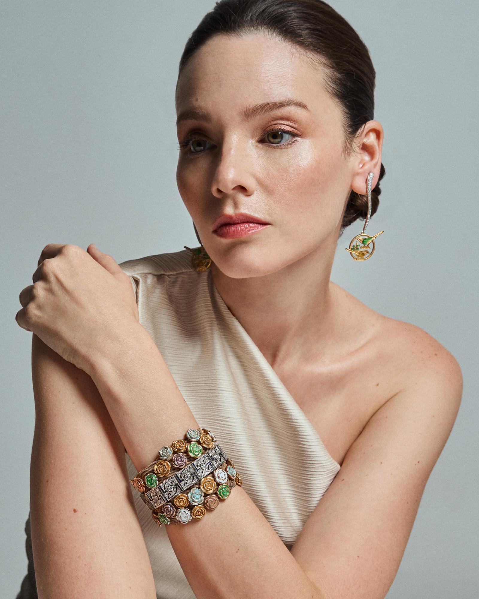 21st Century White Gold Rivière Diamonds Sapphires Mesh Bracelet Enamel Roses

Silver gold plated mesh bangle with silver enameled roses, with a centre bracelet in white gold with diamonds and sapphires.

This exquisite 21st Century White Gold