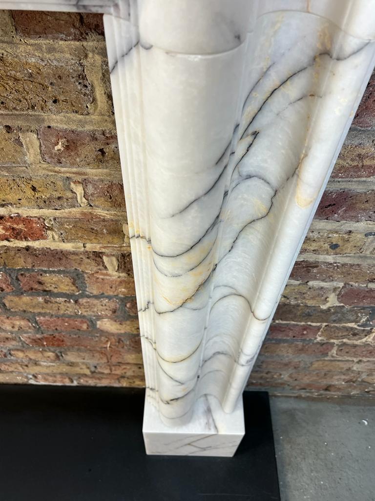 Cheminée du XXIe siècle en marbre blanc Brèche Bolection Bon état - En vente à London, GB