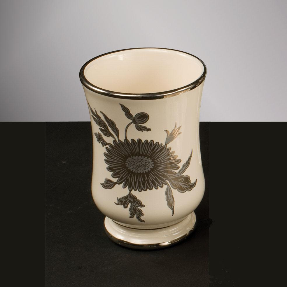 Vaso de porcelana decorado en blanco del siglo XXI. Este vaso es sencillo y elegante al mismo tiempo. Puedes combinar este vaso con su dispensador, jabonera y tarro. 
Cada objeto está hecho a mano y el cuidado de cada detalle hace que cada pieza sea