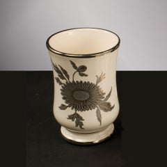 Weißes Porzellan des 21. Jahrhunderts  und dekoriertes Porzellanglas