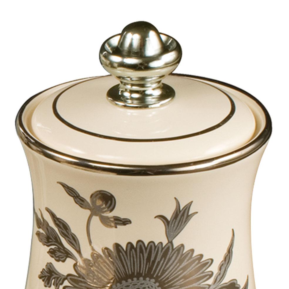 Jarra de porcelana blanca decorada del siglo XXI. Este tarro es sencillo y elegante al mismo tiempo. Puedes combinar este tarro con su vaso, jabonera y dispensador. 
Cada objeto está hecho a mano y el cuidado de cada detalle hace que cada pieza sea