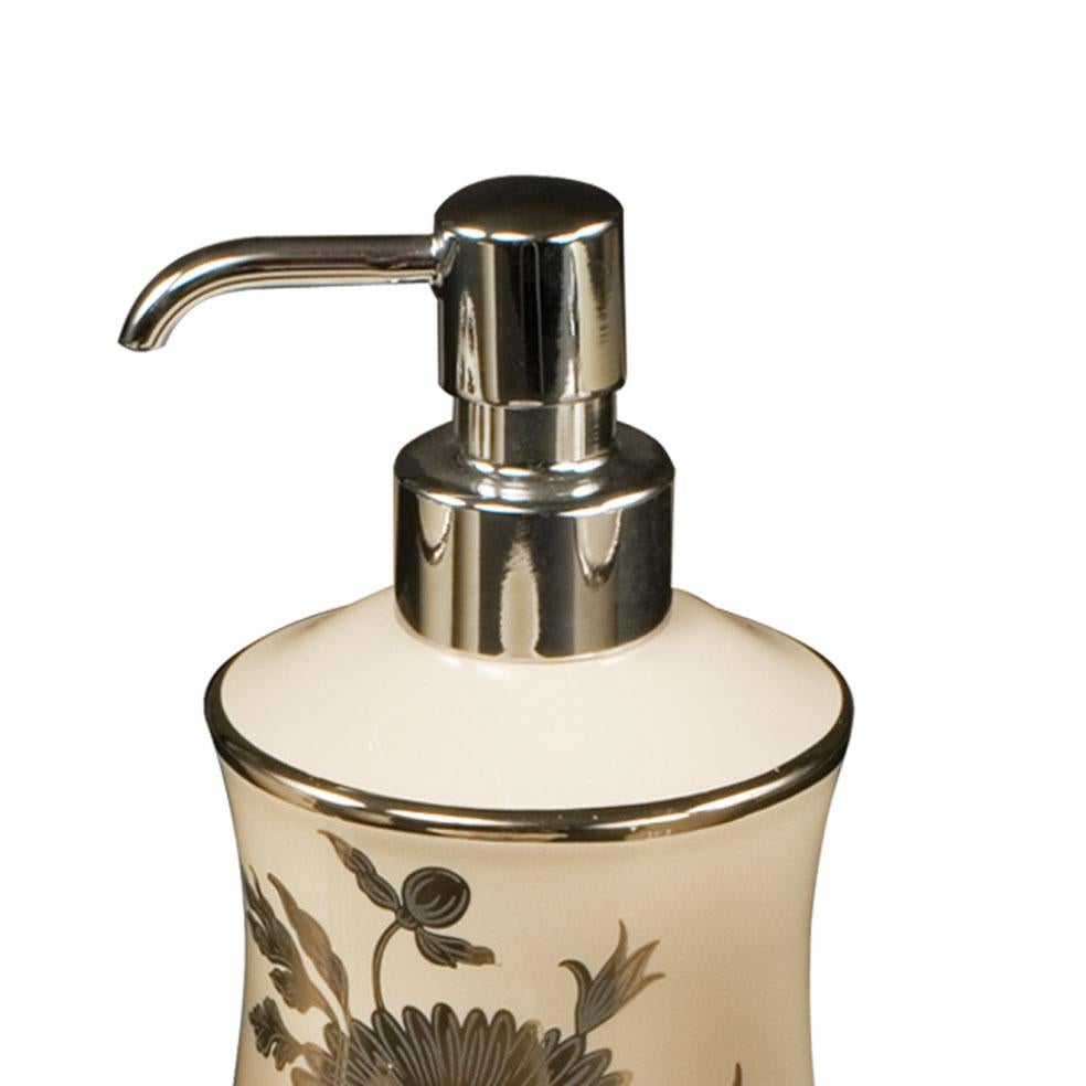 Dispensador de porcelana blanca decorada del siglo XXI. Este dispensador es sencillo y elegante al mismo tiempo. Puedes combinar este dispensador con su vaso, jabonera y tarro. 
Cada objeto está hecho a mano y el cuidado de cada detalle hace que