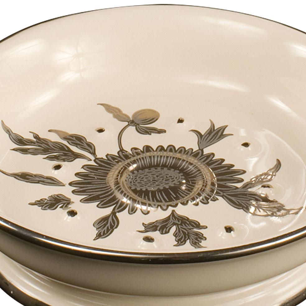 Jabonera de porcelana blanca decorada del siglo XXI. Esta jabonera es sencilla y elegante al mismo tiempo. Es posible combinar esta jabonera con su dosificador, vaso y tarro. 
Cada objeto está hecho a mano y el cuidado de cada detalle hace que cada