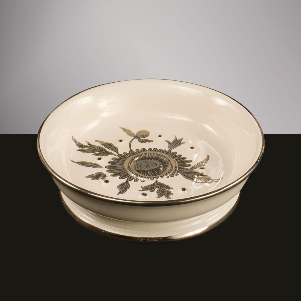 Porcelana blanca del siglo XXI  y jabonera de porcelana decorada Luis XVI en venta