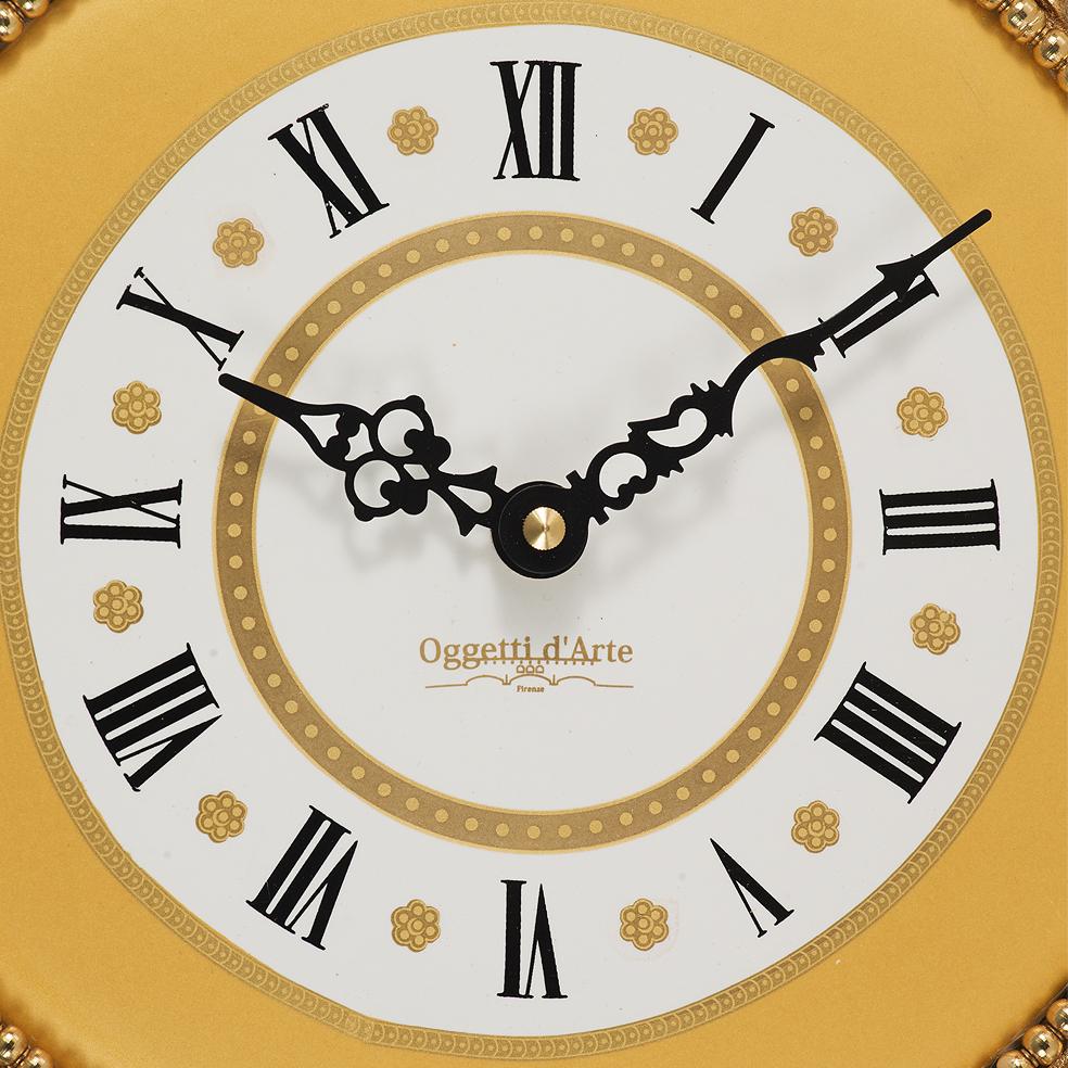 Weißes Porzellan des 21. Jahrhunderts mit goldenem Seidendekor und Wanduhr aus Goldbronze. Diese Uhr ist aus fein ziseliertem Wachsausschmelzverfahren hergestellt. Diese Uhr hat ein Quarzwerk. Auf Anfrage kann der Kunde die Farbe des Porzellans