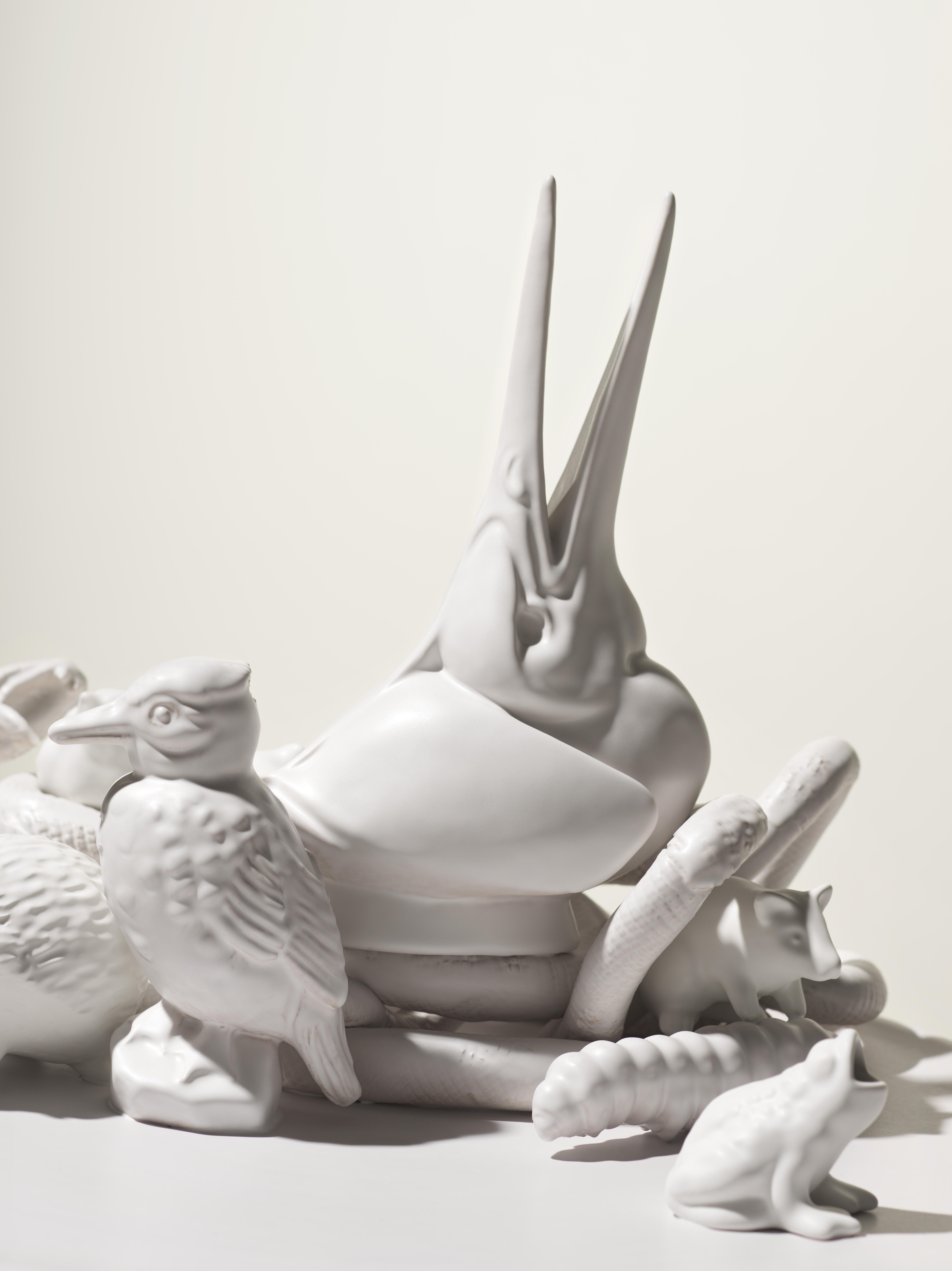 weiße Eisvogel-Skulptur des 21. Jahrhunderts von Ceramica Gatti, Italien. Dieses in Italien hergestellte Einzelstück wurde von Andrea Anastasio in der historischen Bottega Ceramica Gatti 1928 in Faenza entworfen, die sich auf die Herstellung von