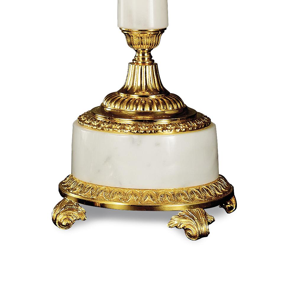 italien 21e siècle, marbre blanc veiné  Candélabres bronze doré et en vente