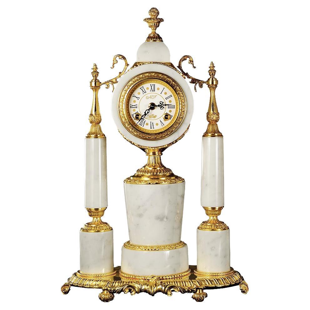 21e siècle, horloge en marbre blanc veiné et bronze doré 