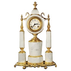 21e siècle, horloge en marbre blanc veiné et bronze doré 