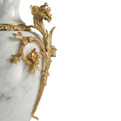 21° secolo Marmo bianco venato e bronzo dorato Potiche