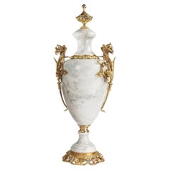 21° secolo Marmo bianco venato e bronzo dorato Potiche