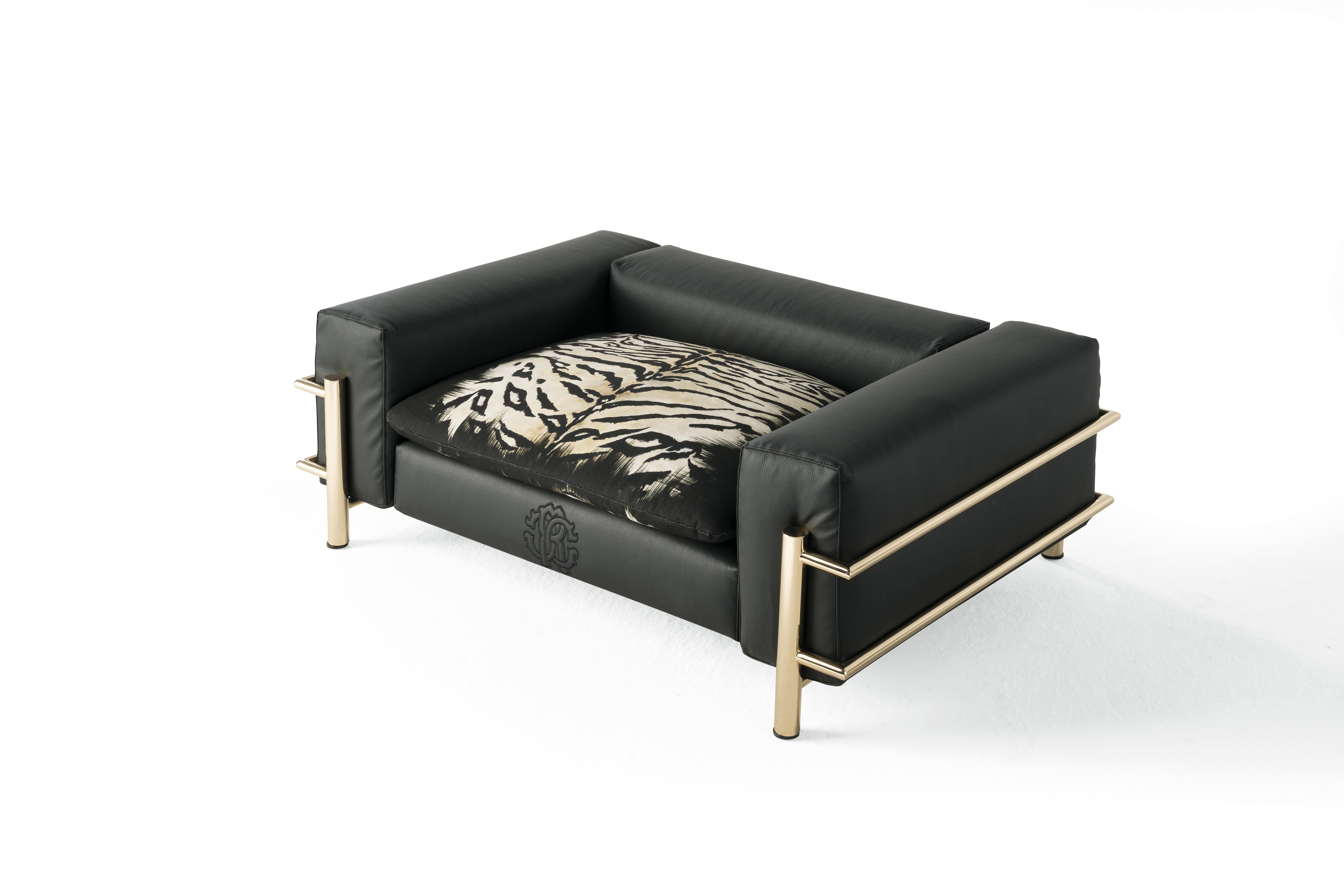 Dog bed with structure in multilayer poplar wood and polyurethane foam. Frame in iron rod with Gold finishing. External upholstery in eco-leather col. Black.
Internal cushion with removable cover in fabric Canvas RC Wild Tiger col. Natural.