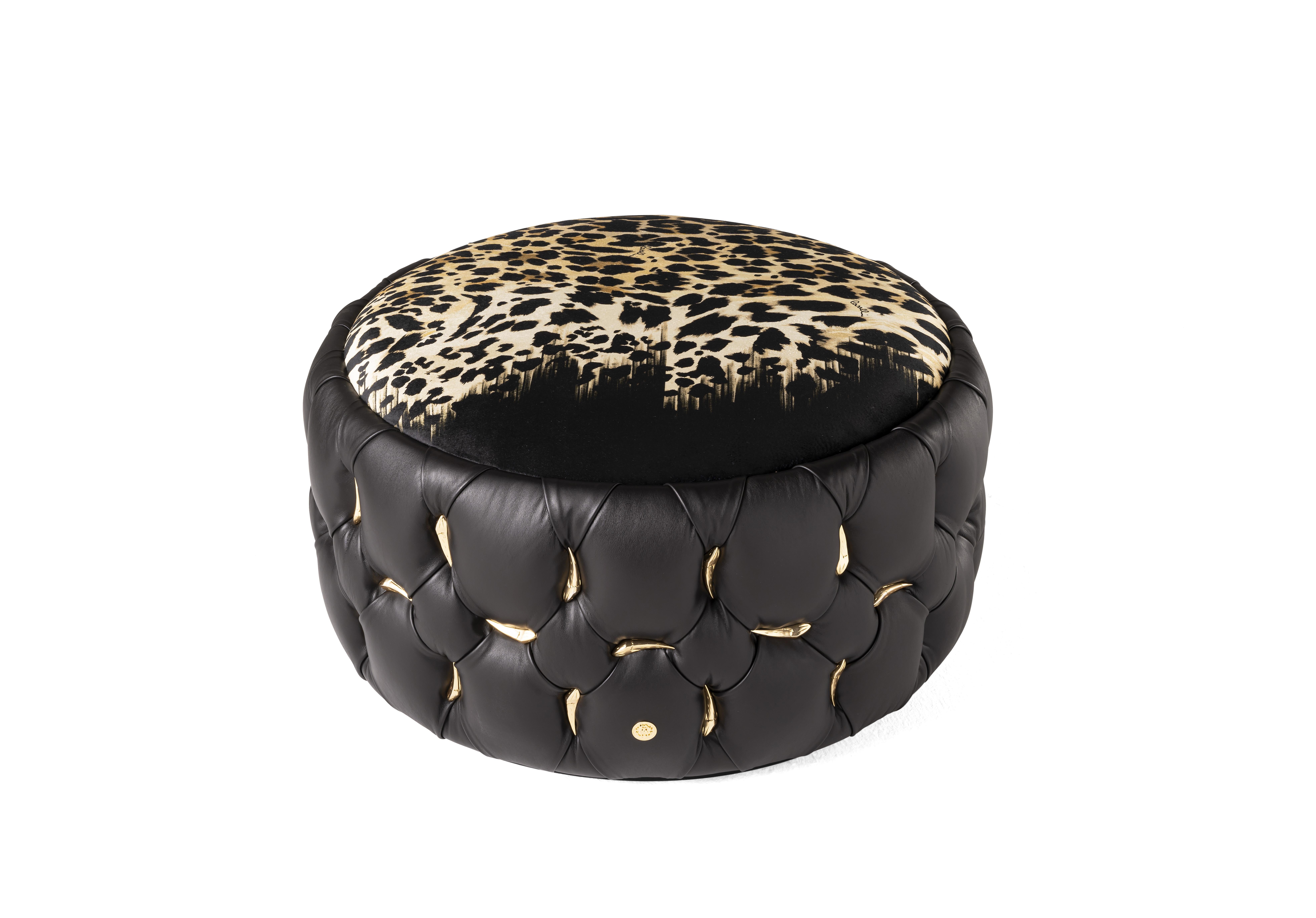 Rock spirit and glam charm for the Wild pouf. The reference to the brand's unconventional spirit can be found in the Wild Jaguar print on the velvet upholstery on the upper part, presented in this new version in an elegant neutral shade. The side