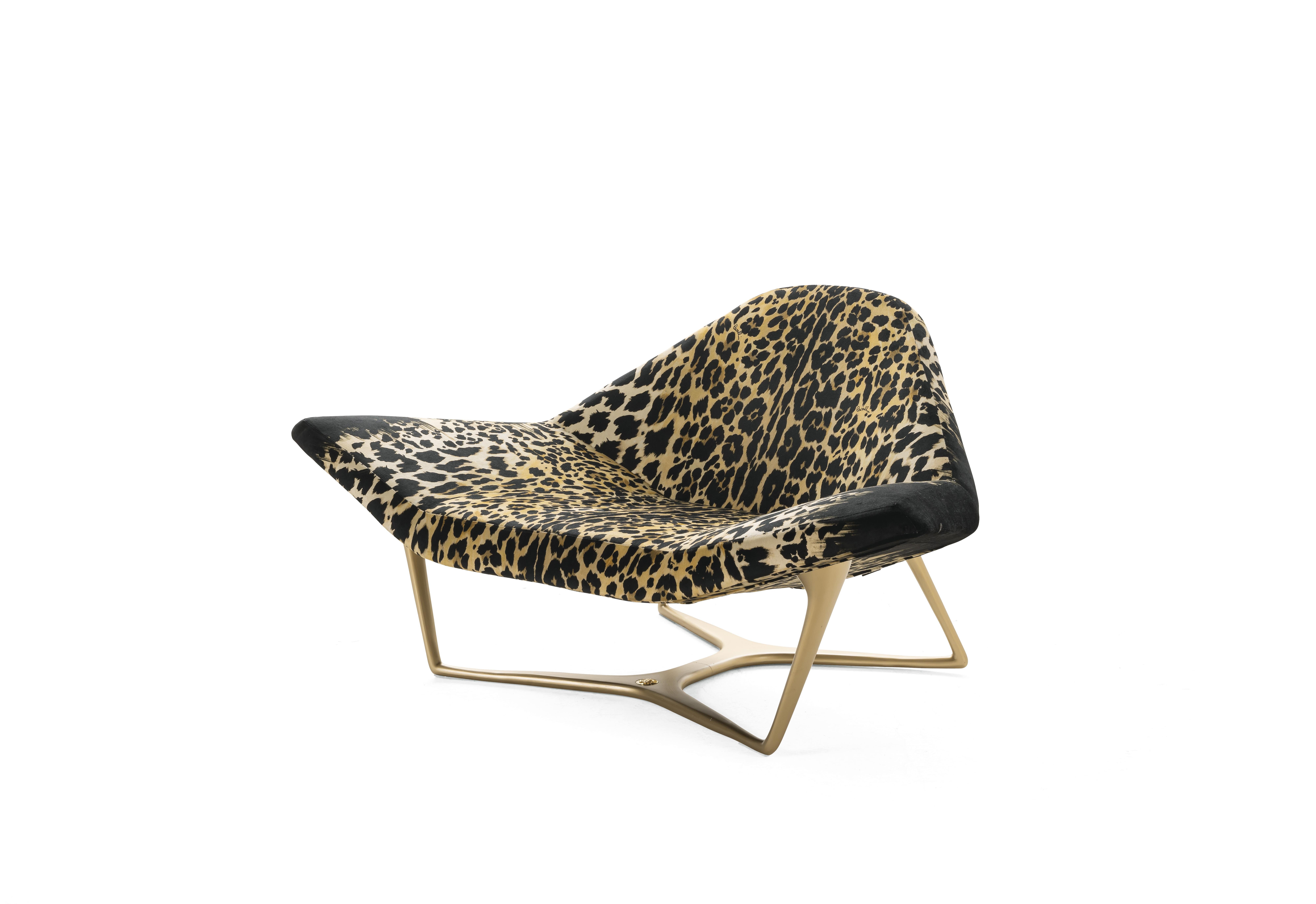 Armchair with an informal seat that recalls the 1960s-1970s style. It represents an iconic piece of Roberto Cavalli Home Interiors and it is presented in different finishing, fabric and leather, as real crocodiles and Arapaima fish. The base, in