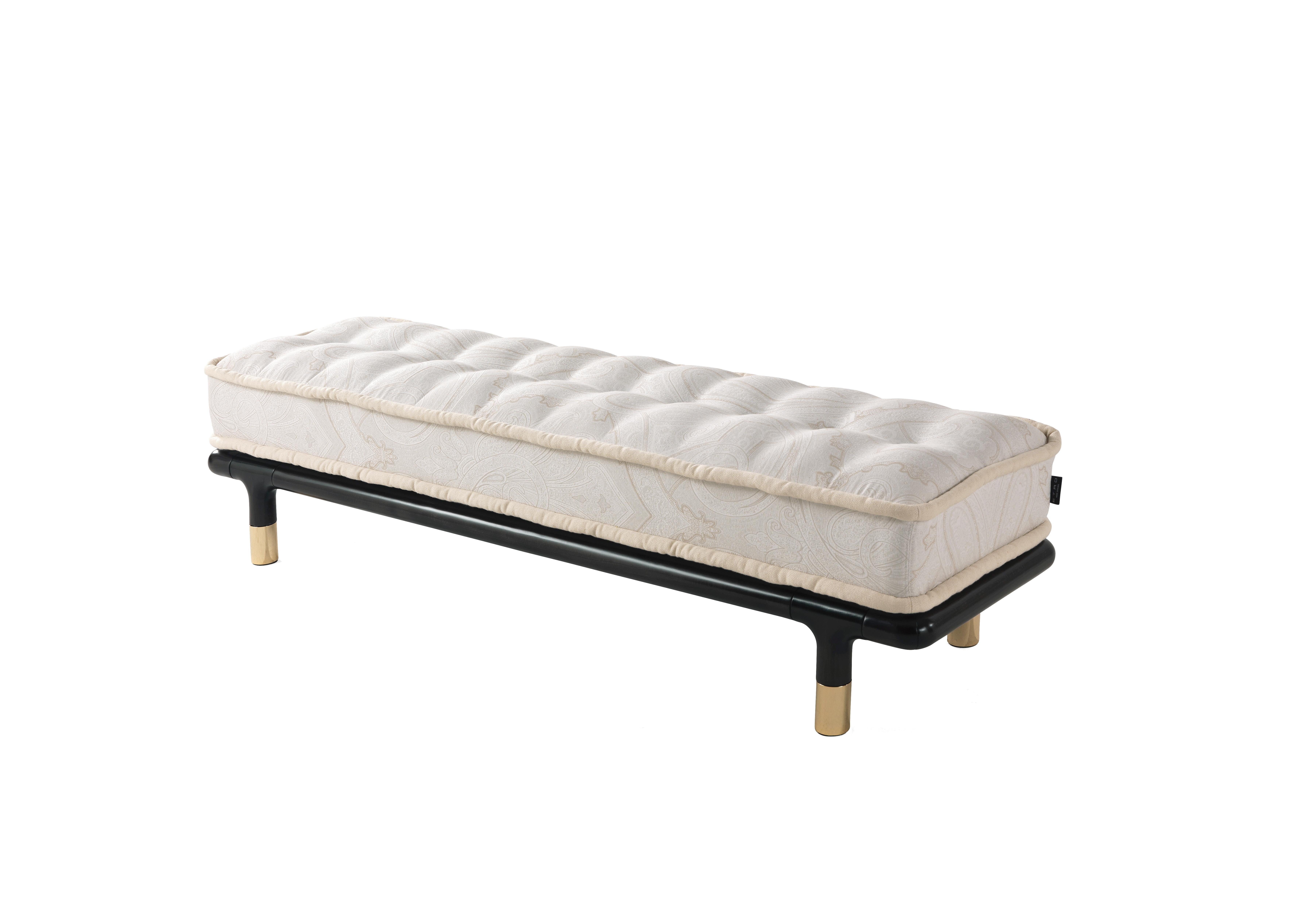 “A Thousand and One Nights” atmosphere for the Woodstock bench. The base in matt dark wengé dyed wood with an ethnic flair is combined with the champagne-coloured fabric with delicate ivory tone piping creating an elegant, sophisticated and eclectic