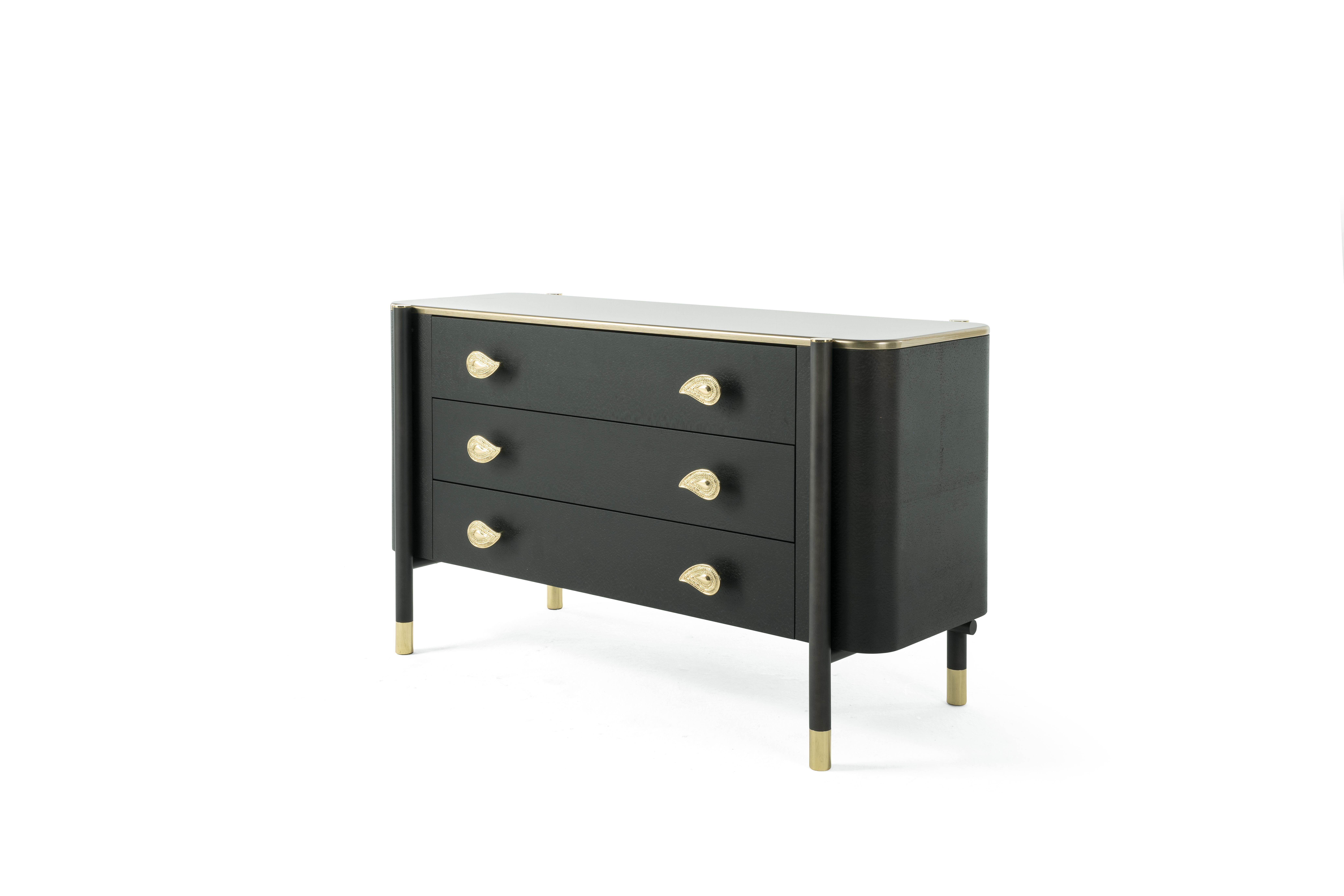 Designed to meet functional and aesthetic needs at the same time, the chest of drawers extends and integrates the Woodstock line. The refined structure with clean and elegant lines is realized in dark wengé dyed wood with tips in polished brass,
