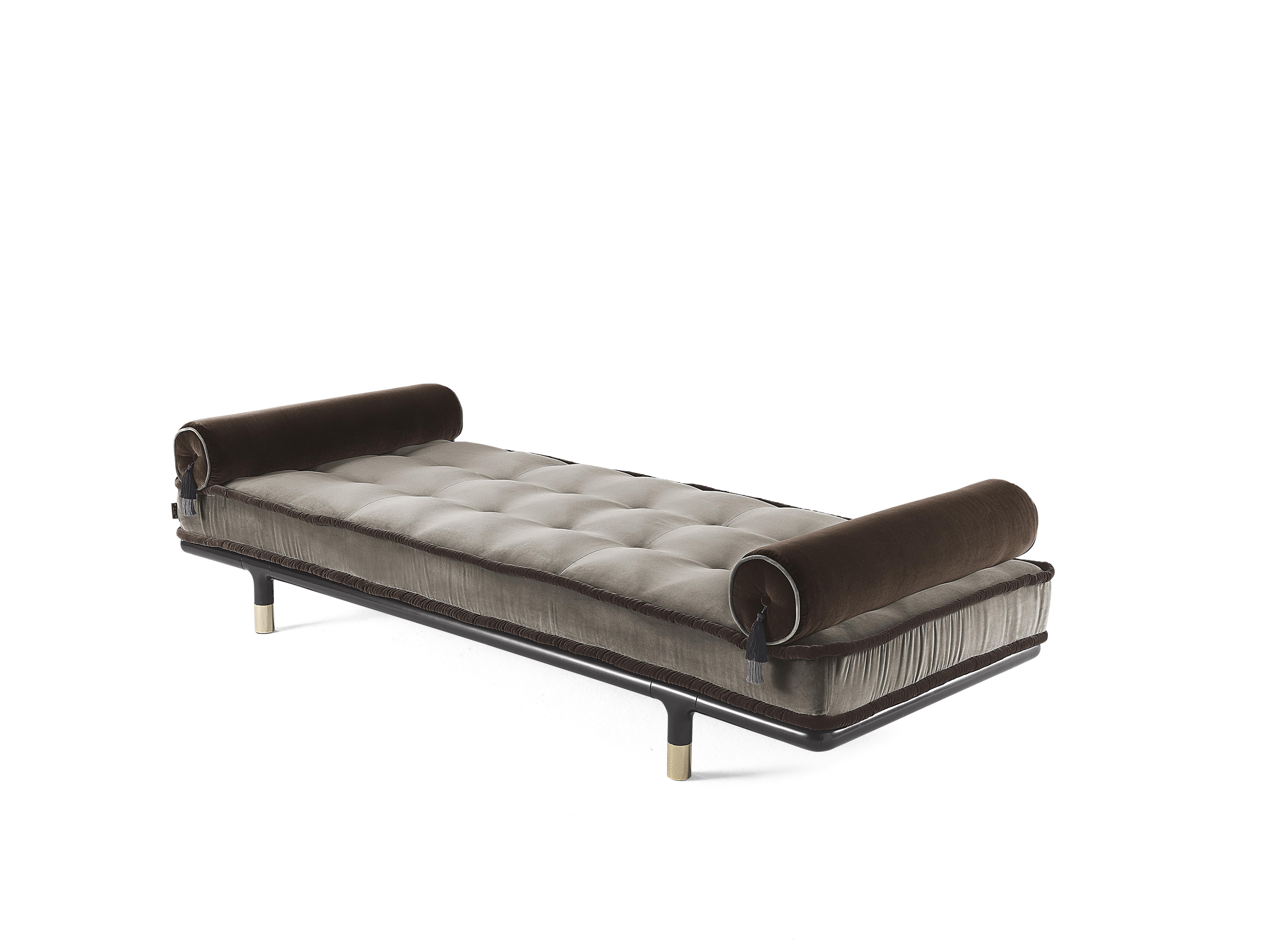 Perfect for separating two rooms or to create a comfortable chill-out corner in the living room or bedroom, Woodstock daybed, with its atmosphere imbued with Arabian suggestions is upholstered with velvets in contrasting color
and matching silk