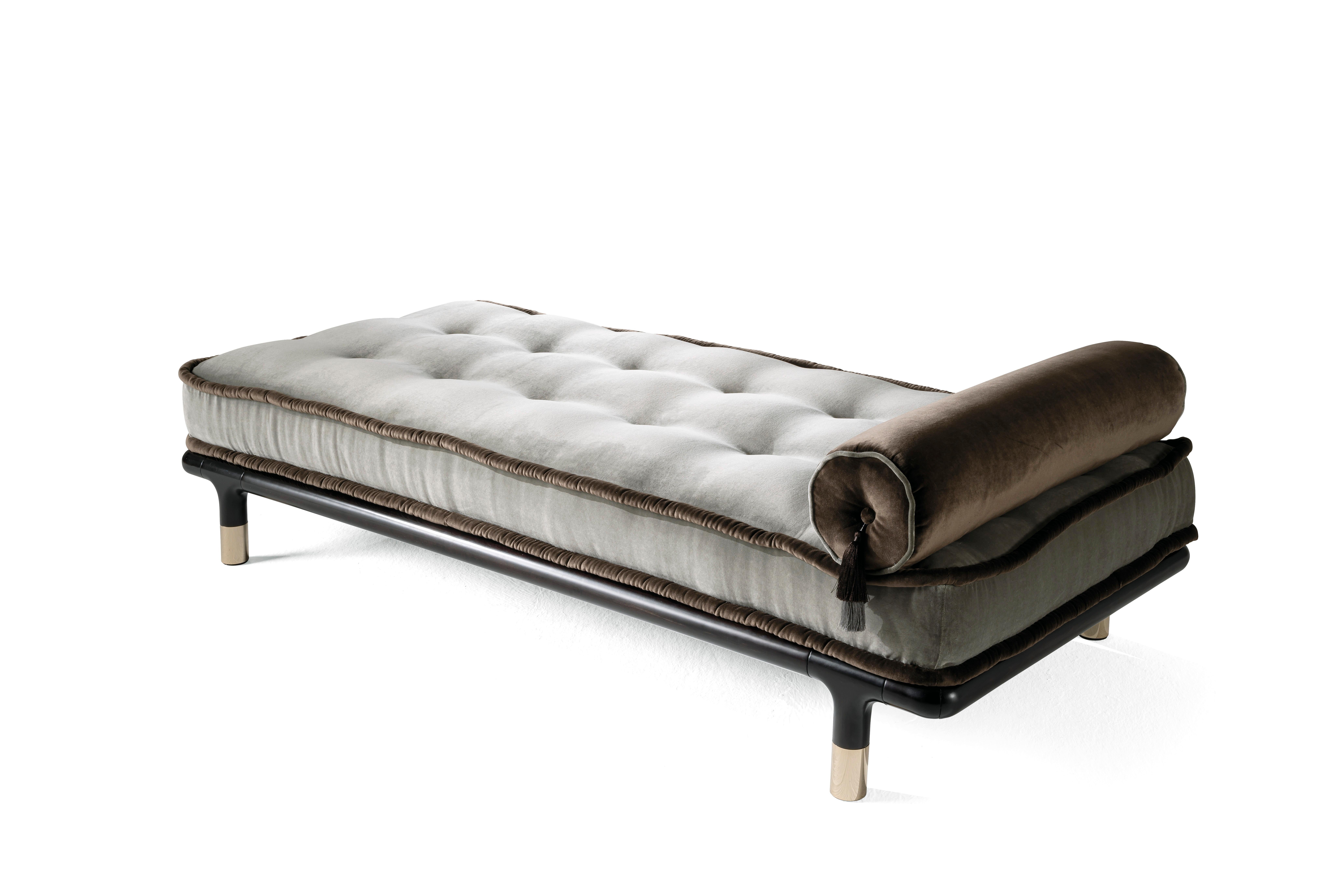 Perfect for separating two rooms or creating a comfortable chill-out corner in the living room or bedroom, Woodstock daybed, with its atmosphere imbued with Arabian suggestions, is upholstered with velvets in contrasting colours and
matching silk