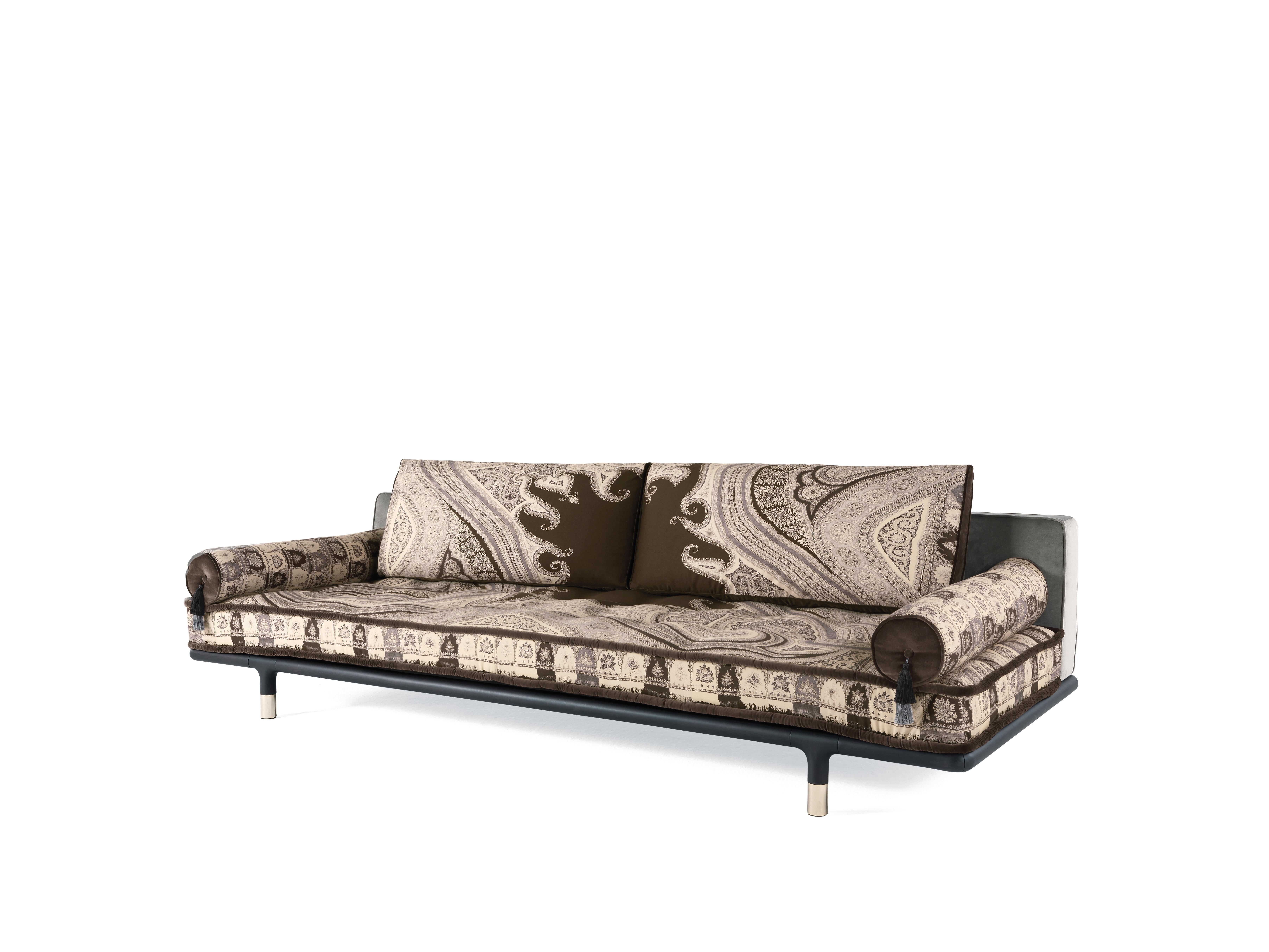 In the Woodstock sofa, the ethnic-inspired mattress conformation recalls Ottoman and North African traditions.
Dressed in the iconic fabric with “Mountain” print in a new color variant, with a beige base and dark motifs reminiscent of gypsy designs,