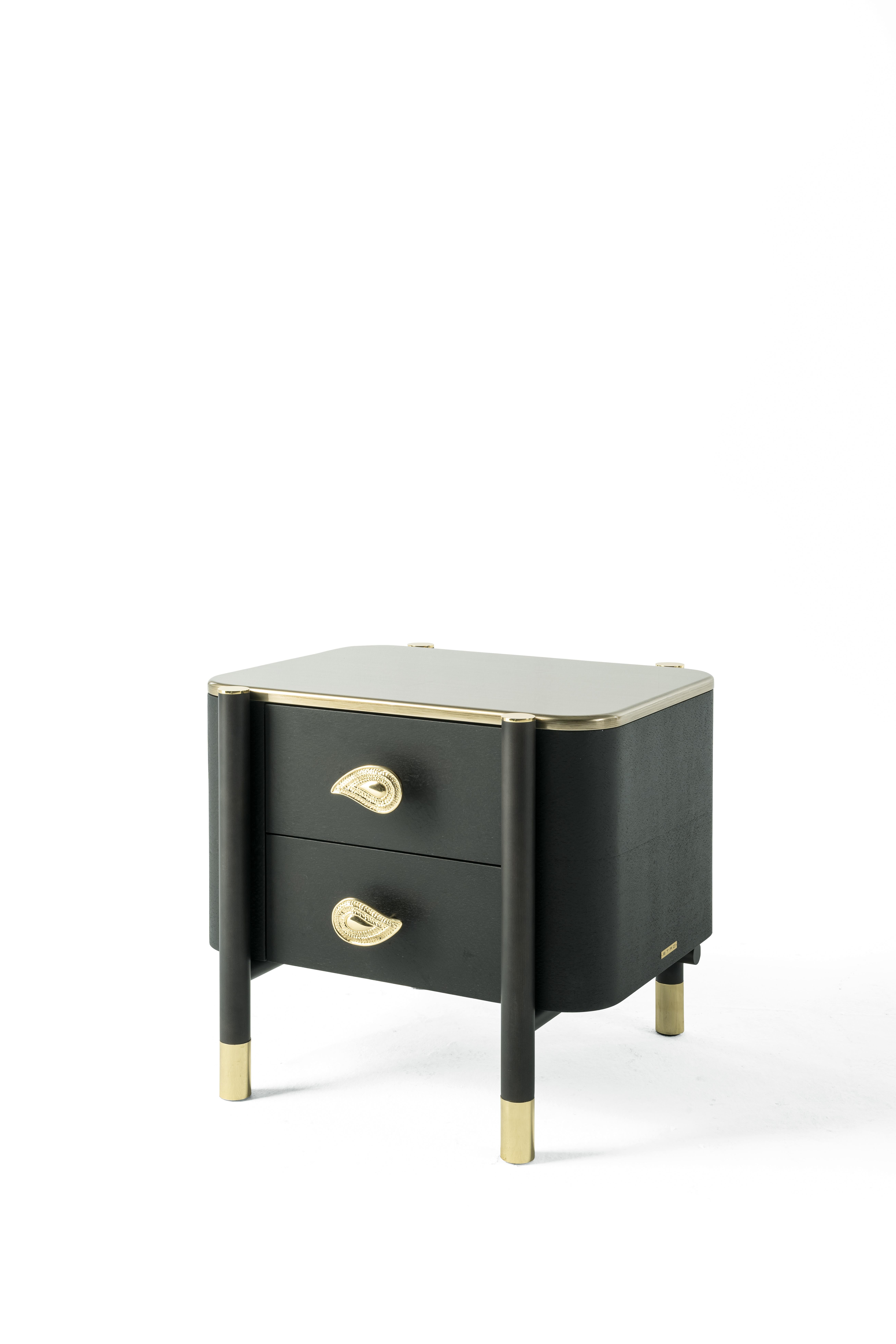 Characterized by a sophisticated dialogue between different materials, the night table of the Woodstock line is designed to meet functional and aesthetic
needs. The structure in dark wengé dyed wood with tips in polished brass reflects the style of
