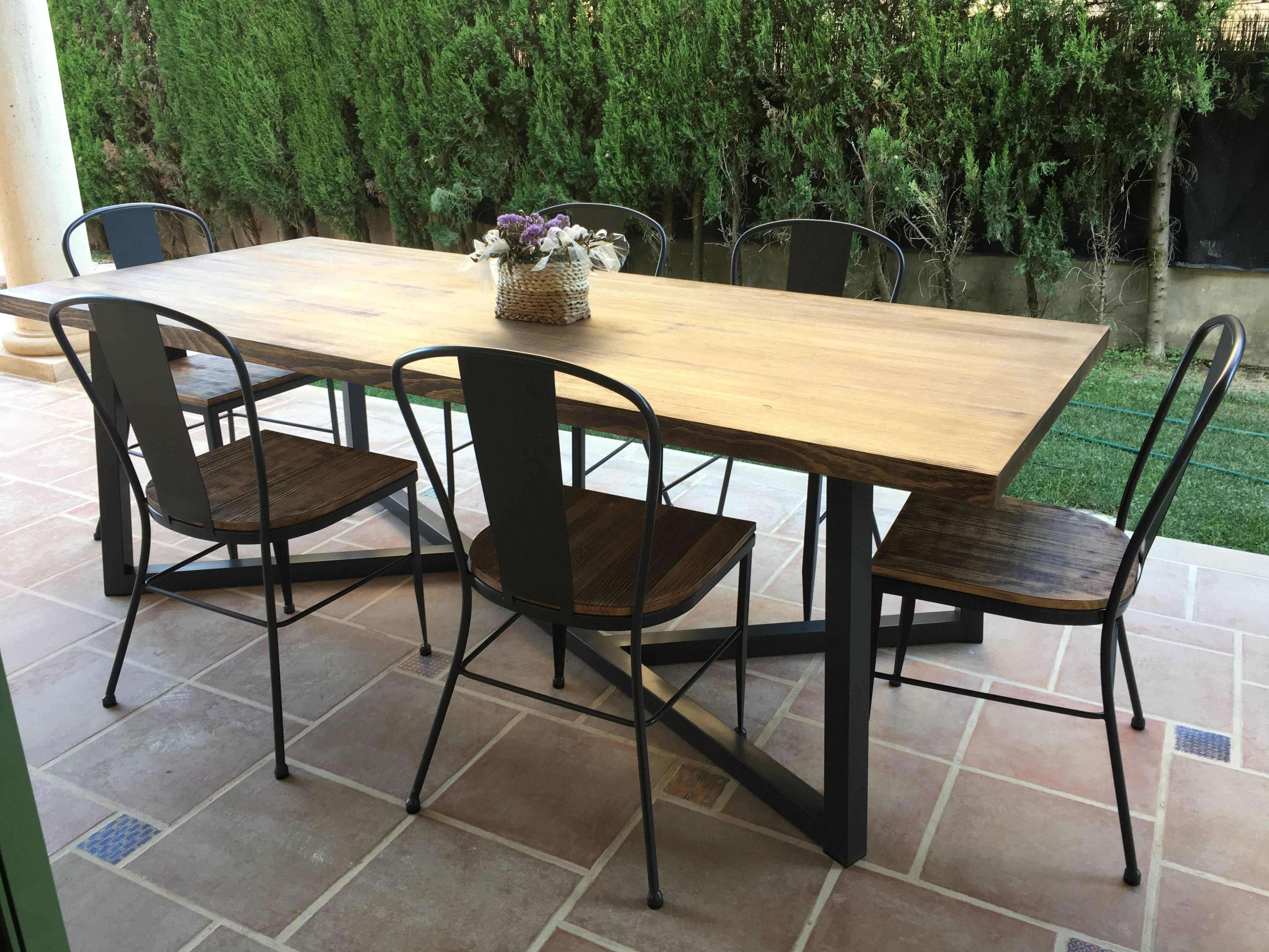 Moderne Ensemble de tables et chaises de salle à manger de patio en fer forgé du 21e siècle. Extérieur et extérieur en vente