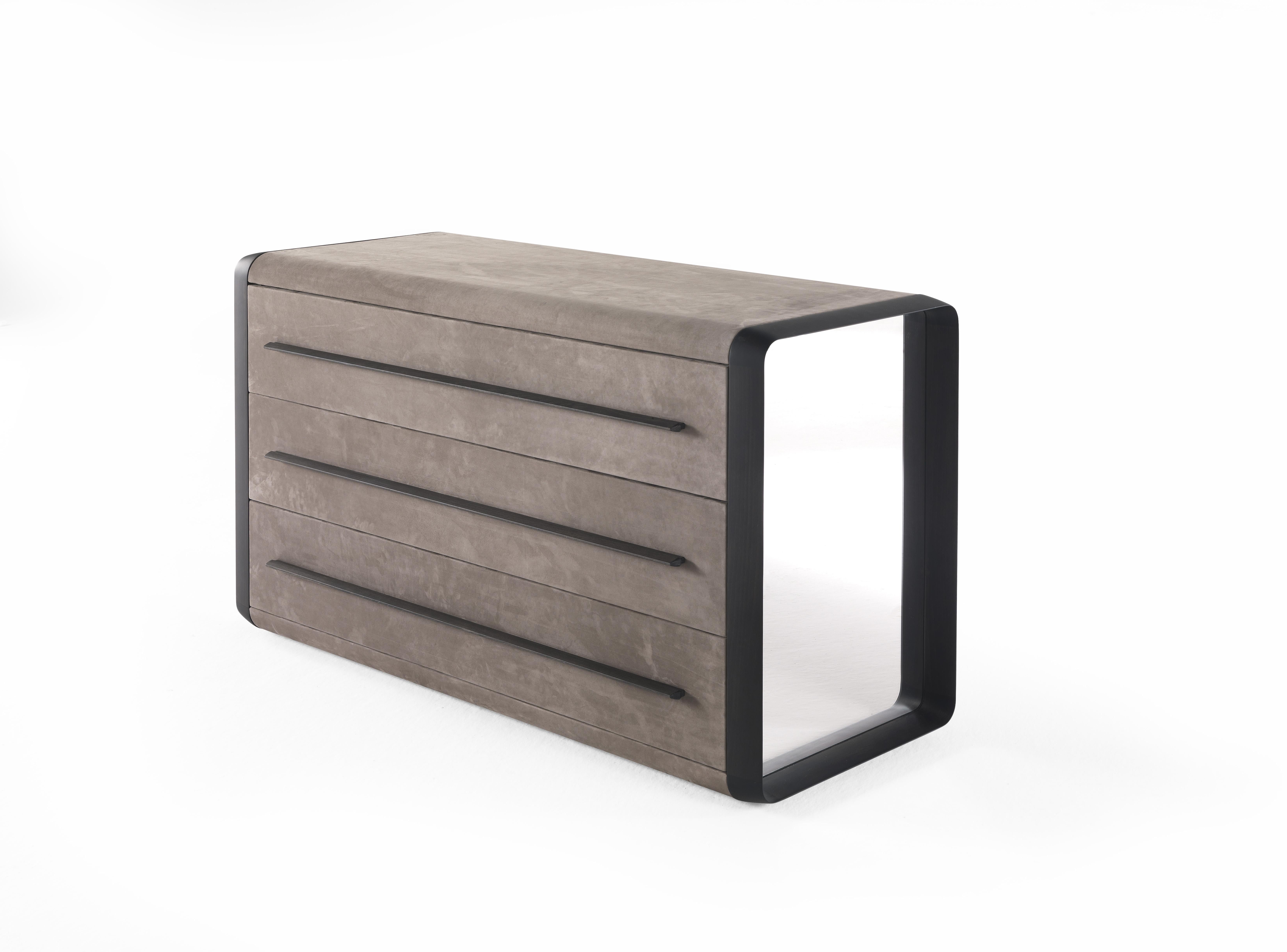 Combining functionality and style, Wynwood chest of drawers completes the bedroom with its linear silhouette. The brown and grey shades lend the piece a sophisticated elegance with a metropolitan accent.
Wynwood Drawer unit with external structure