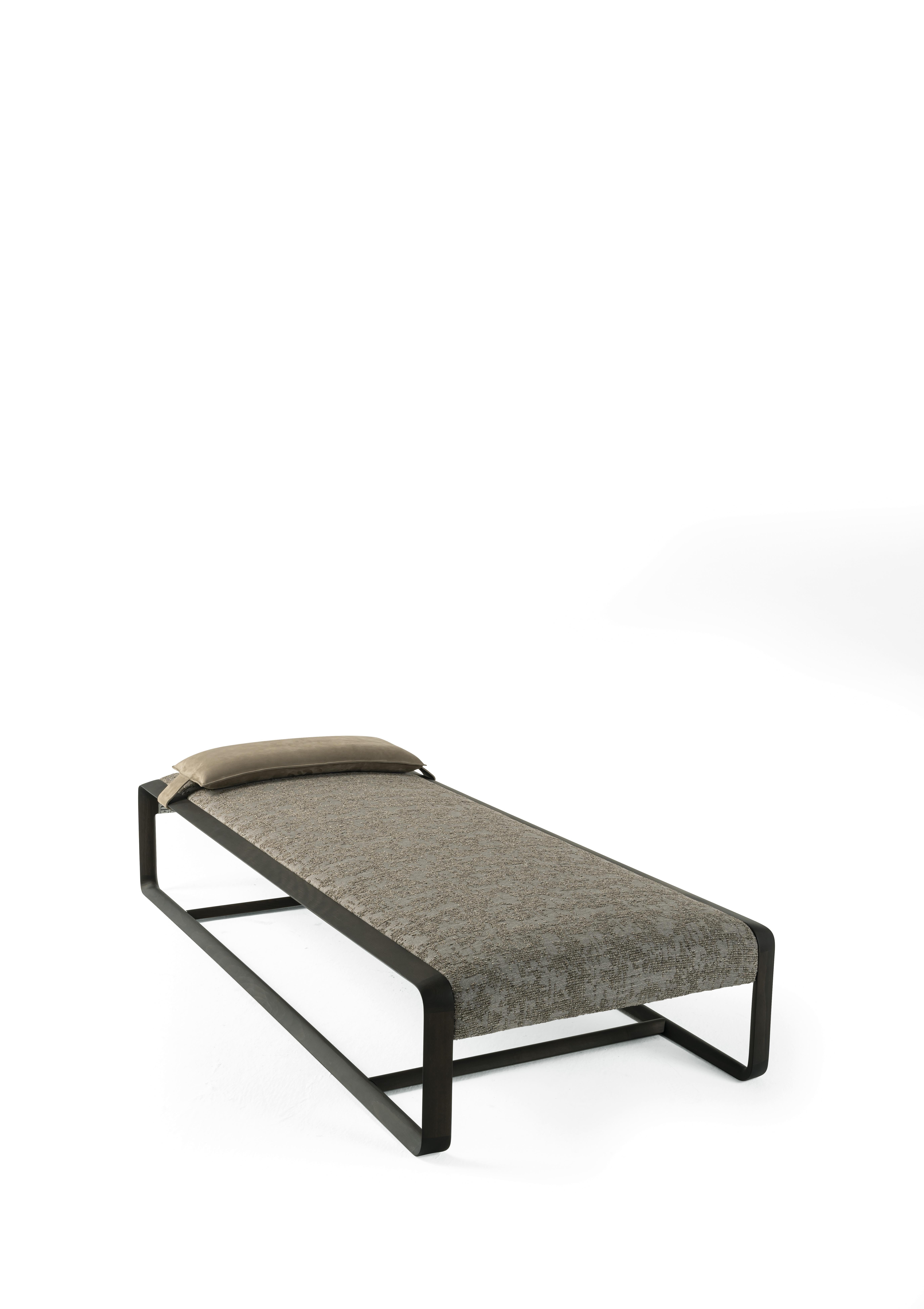 With its minimal-chic design, Wynwood daybed offers an additional seat and becomes, when necessary, a dividing element between different rooms. Able to combine aesthetics and comfort, the piece of furniture boasts a thin line enhanced by the gray
